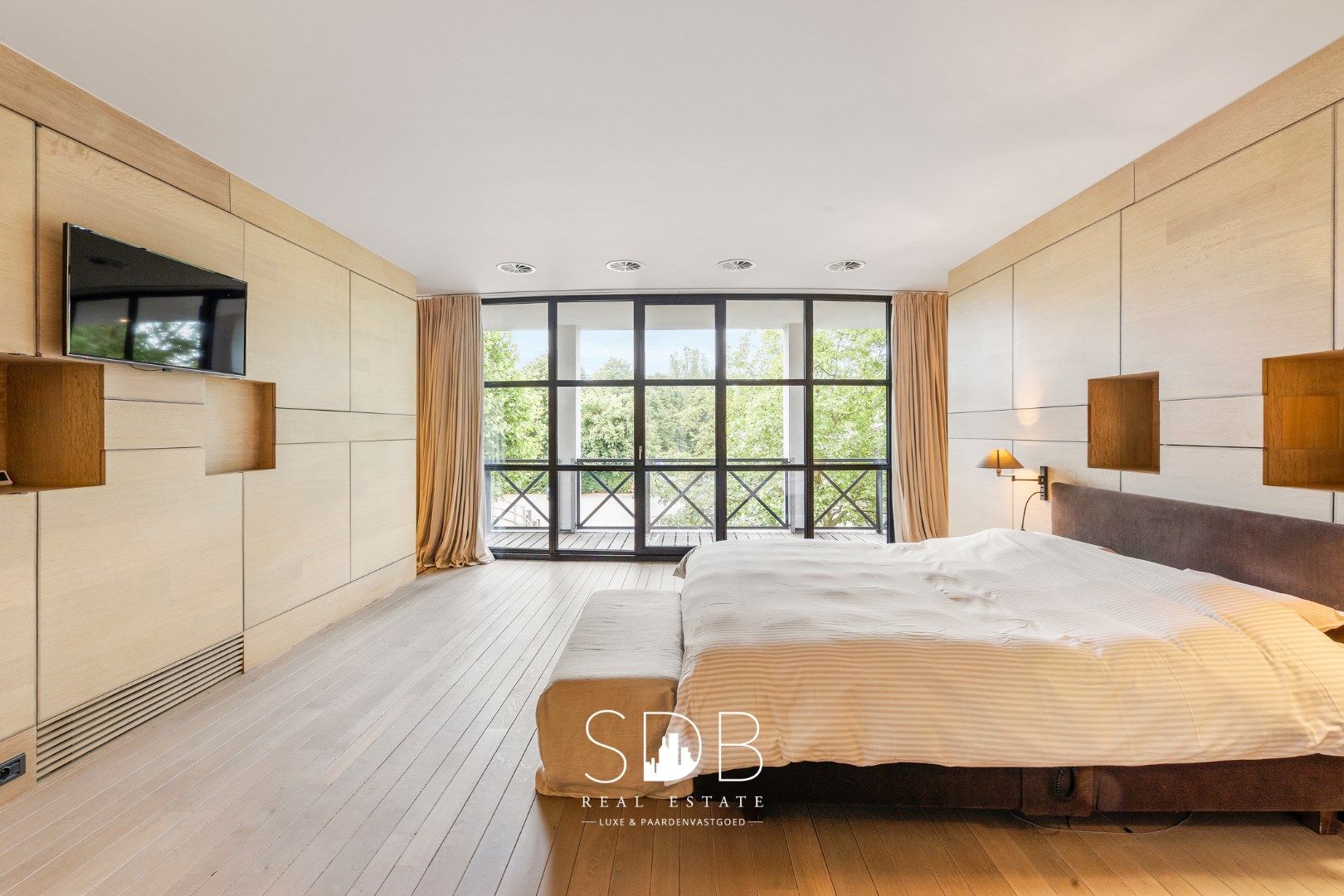 Prachtige villa met hippische accommodatie en graslanden op +/- 23 ha foto 18