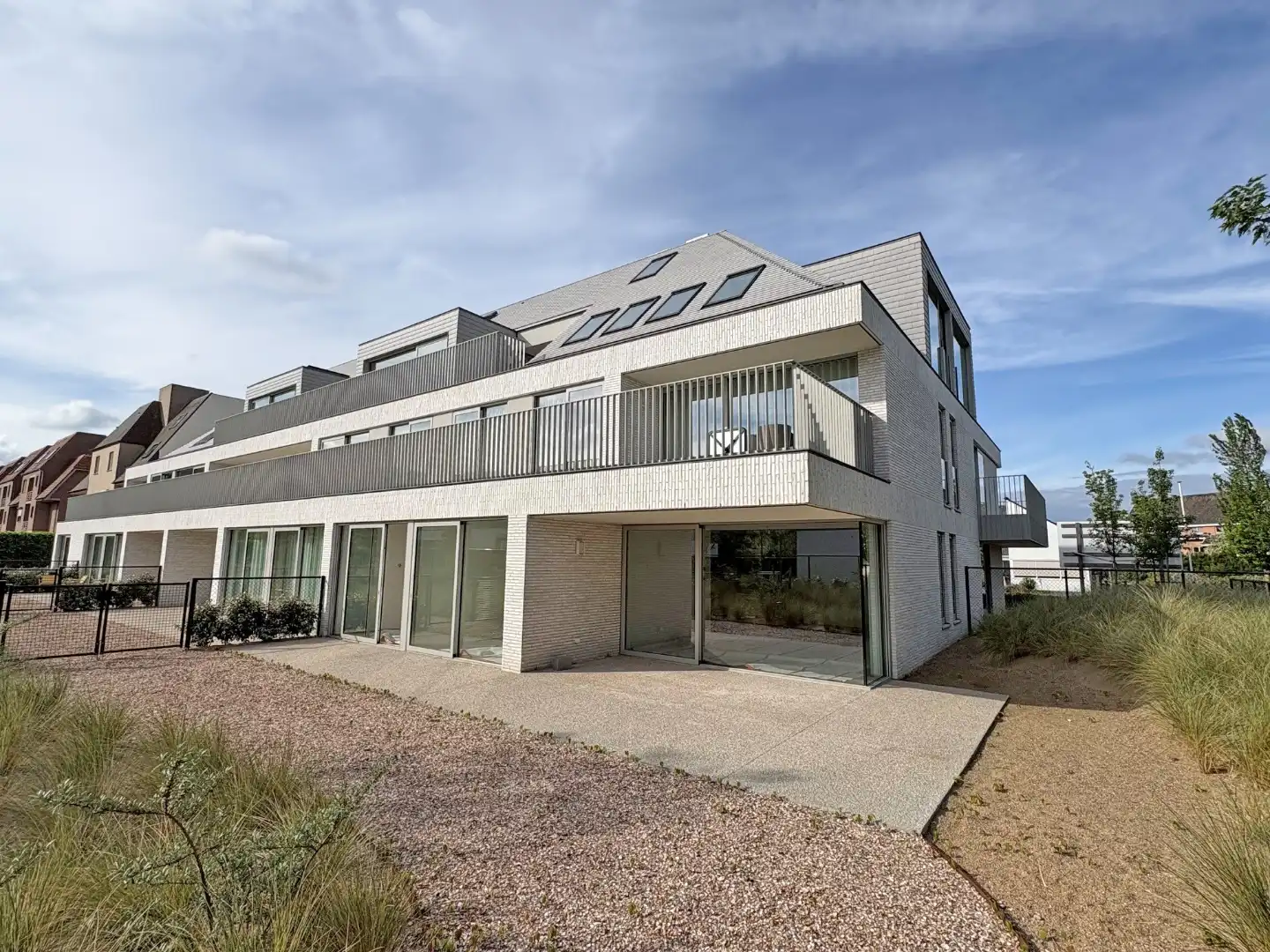 Gelijkvloers nieuwbouw appartement te Sint-Idesbald. foto {{pictureIndex}}