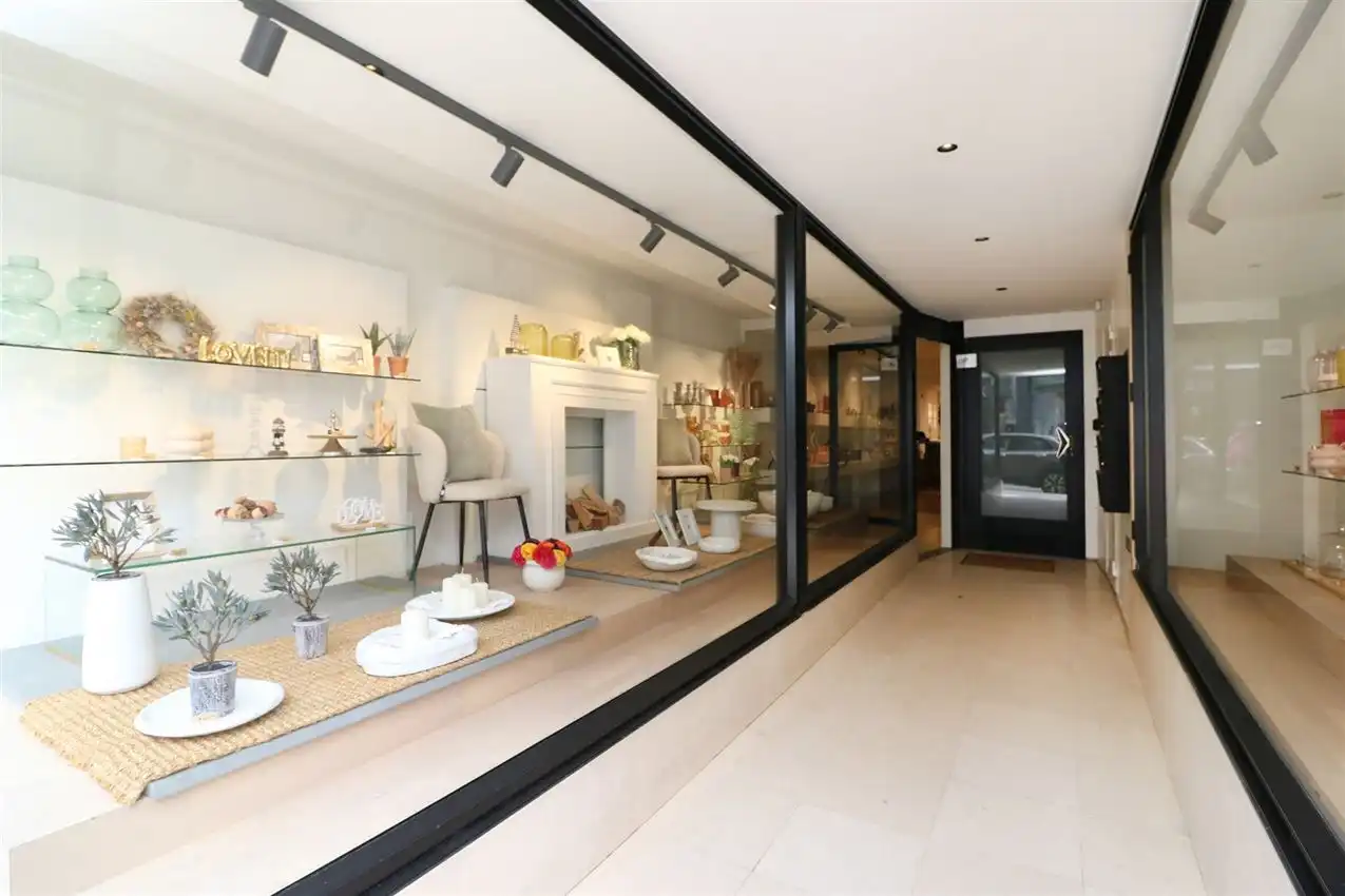 Centraal gelegen handelszaak met hoog zichtbaarheidsgehalte foto 3