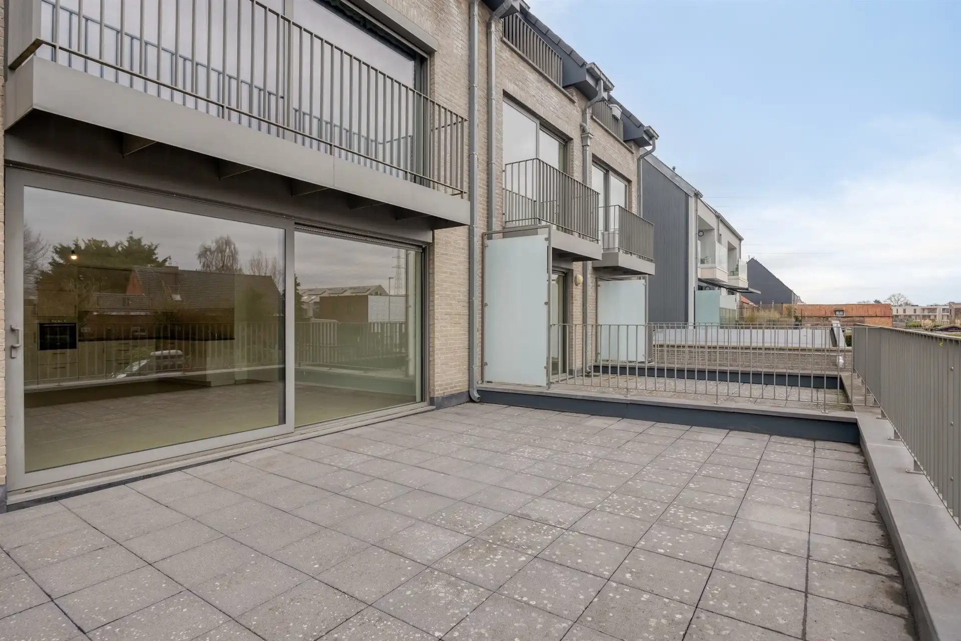 Appartement met groot Zuidwest georiënteerd terras foto {{pictureIndex}}