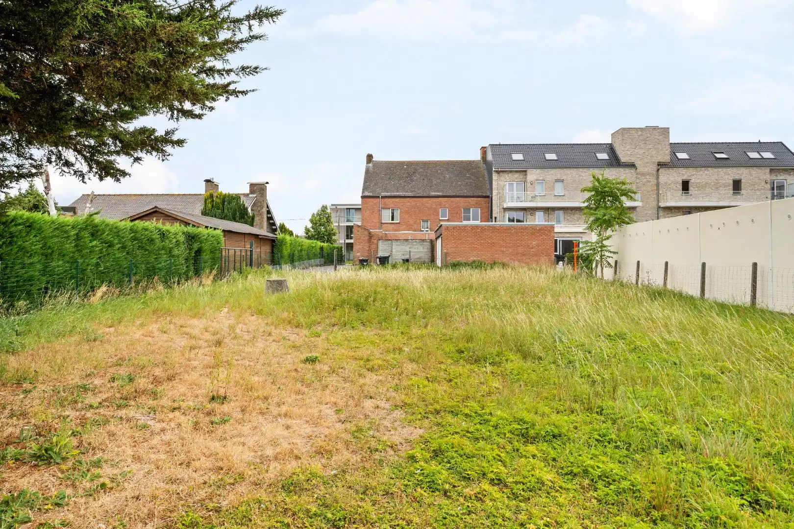 Opbrengsteigendom bestaande uit 2 ruime woningen, 3 garage en grond. foto 9