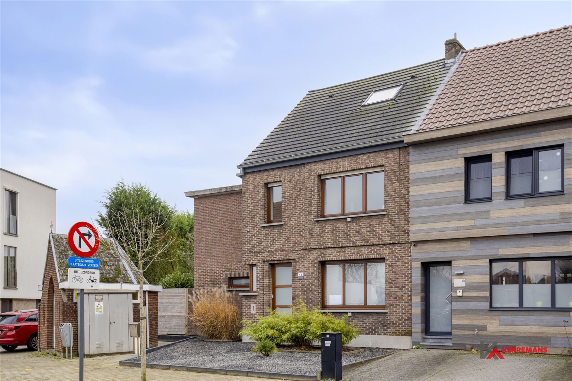 Instapklare woning met 4 slaapkamers , tuin en garage. foto 2