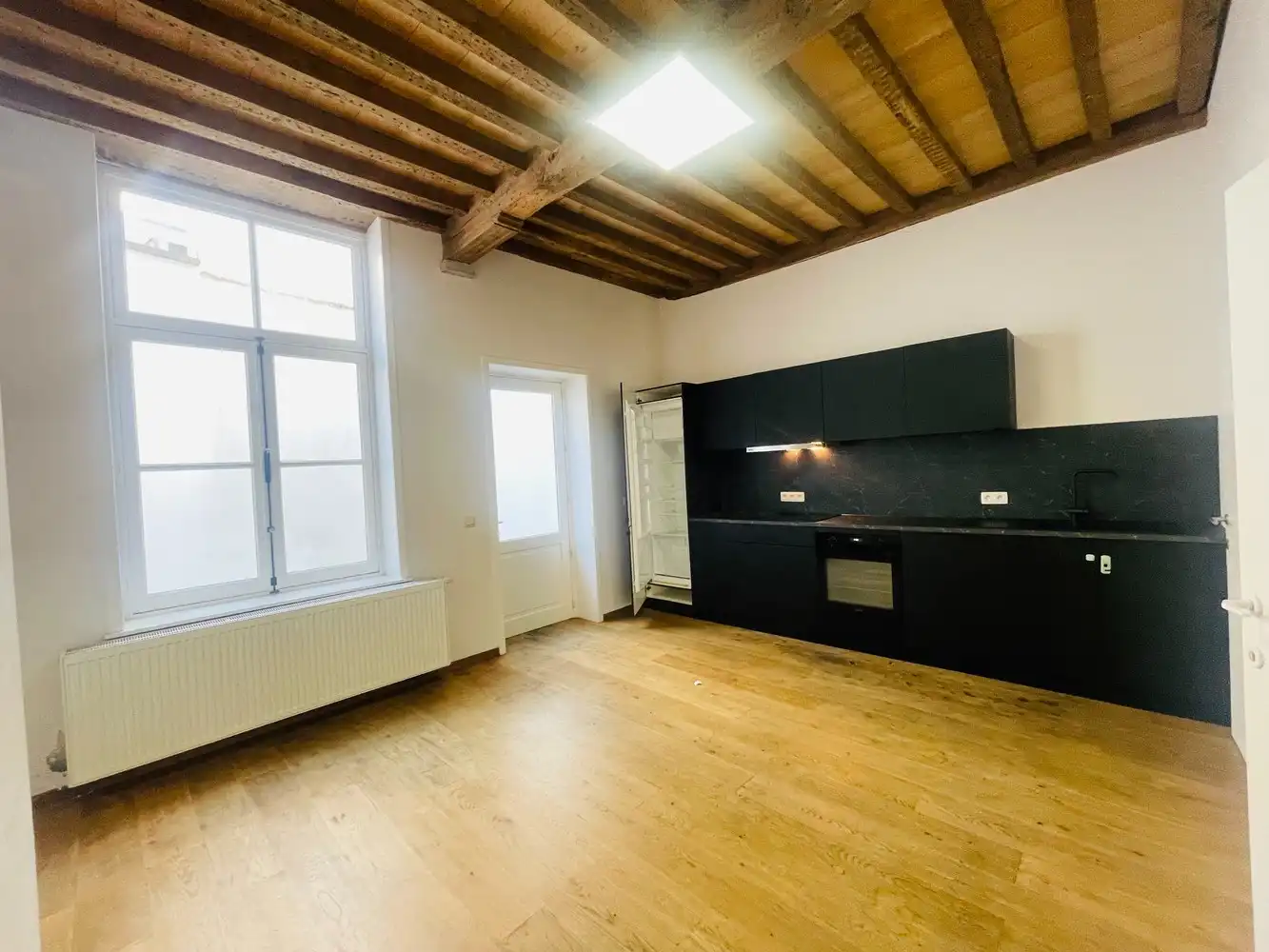 Historisch centrum Brugge.&nbsp; Tussen de Vismarkt en de Coupure.&nbsp; Prachtige, AUTHENTIEK GERENOVEERDE BURGERWONING met 4 SLAAPKAMERS, badkamer met ligbad en douchekamer + STADSPATIO. foto 4