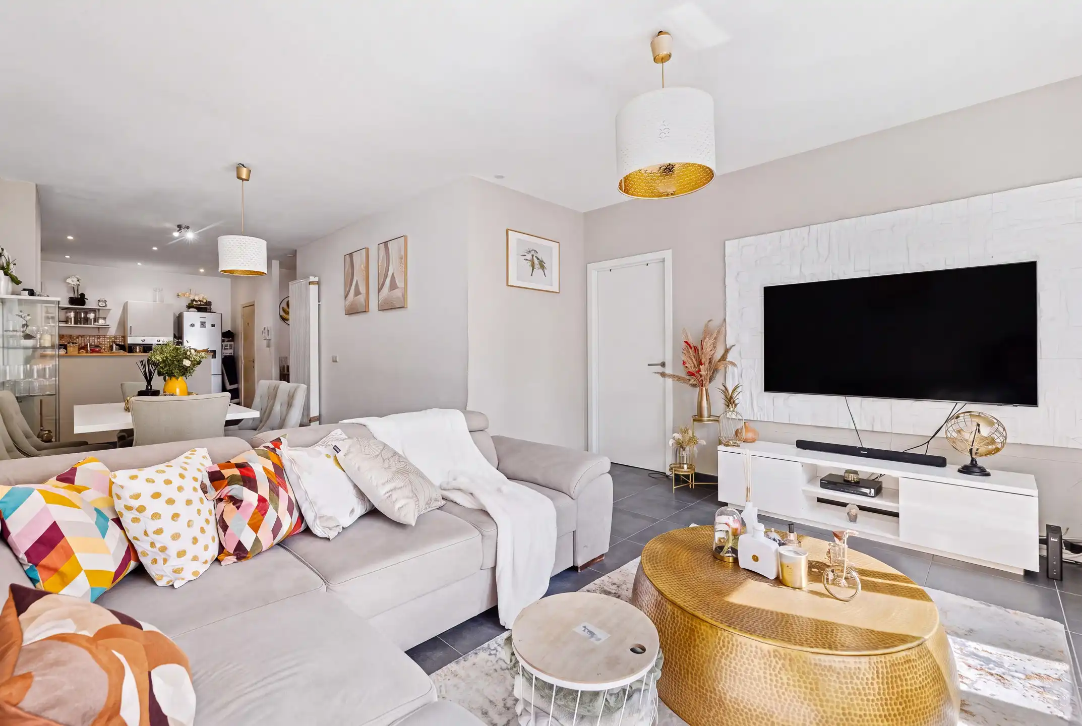 Ruim appartement met 1 slaapkamer van ± 75m² foto {{pictureIndex}}