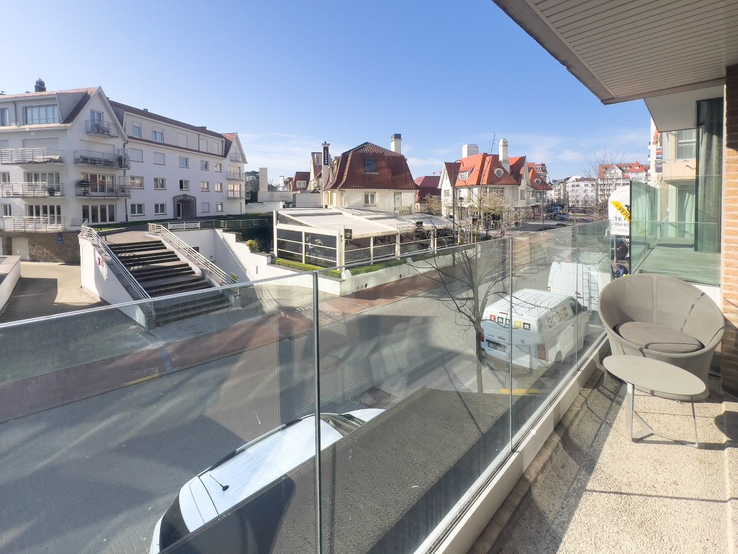 Zeer mooi vernieuwd 3-slaapkamer appartement met open zicht centraal gelegen op de Kustlaan in het Zoute. foto 10