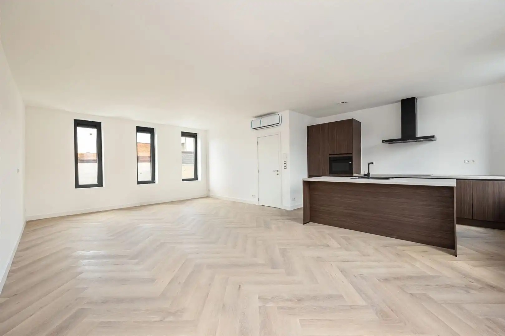 Lichtrijk renovatie appartement met 2 slaapkamers op toplocatie in Merksem foto 3