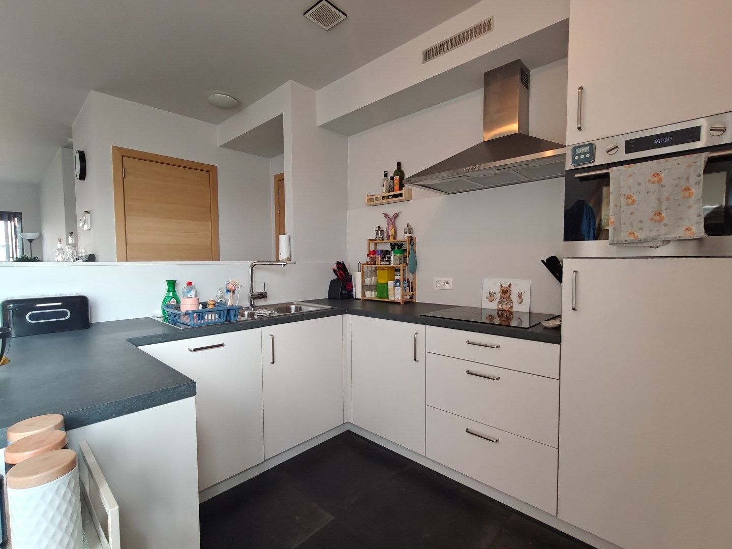 Ruim en modern duplex-appartement met twee terrassen en autostaanplaatsen in Lokeren foto 4