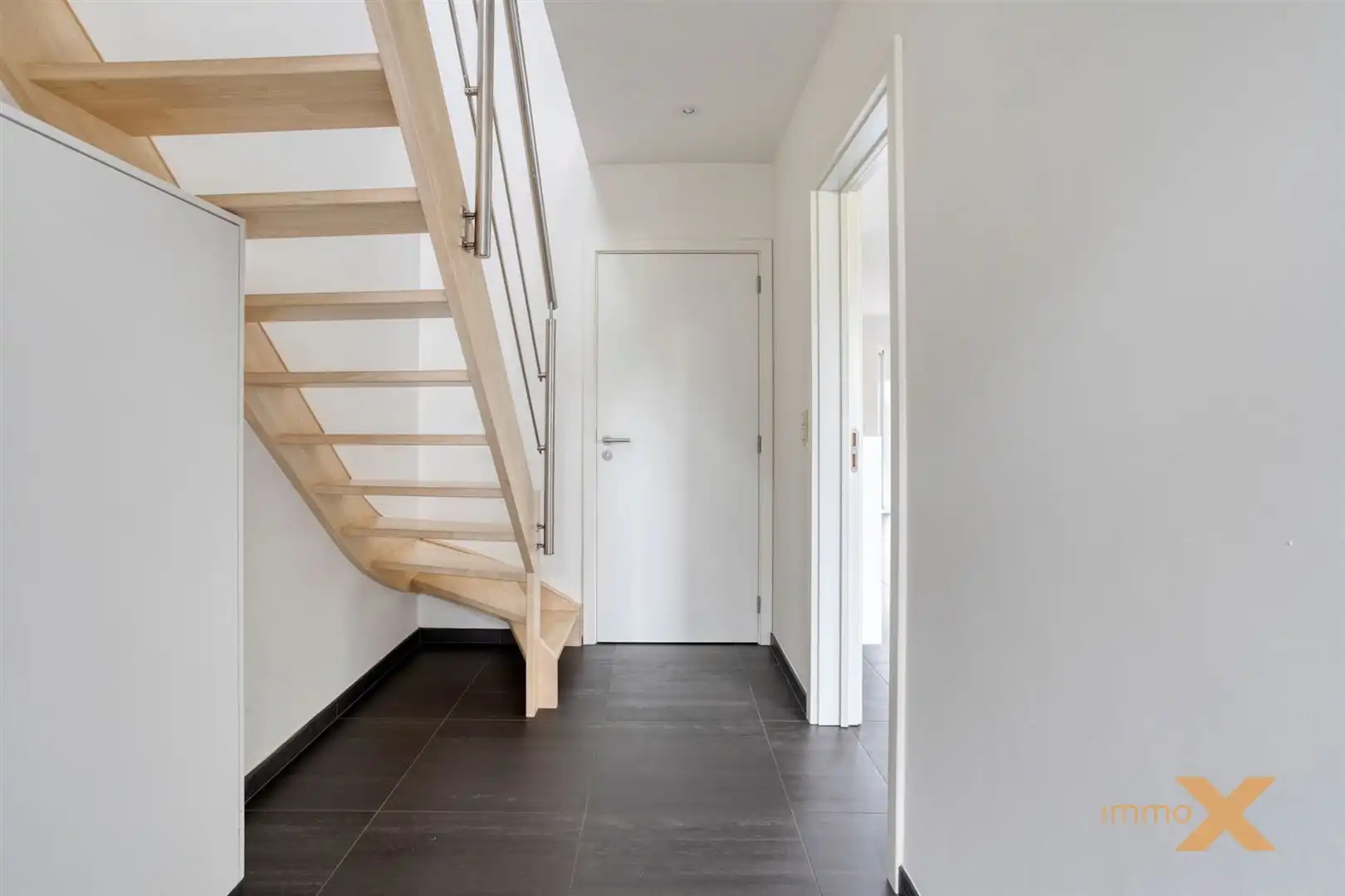 RECENTE INSTAPKLARE LICHTRIJKE RUIME WONING foto 12