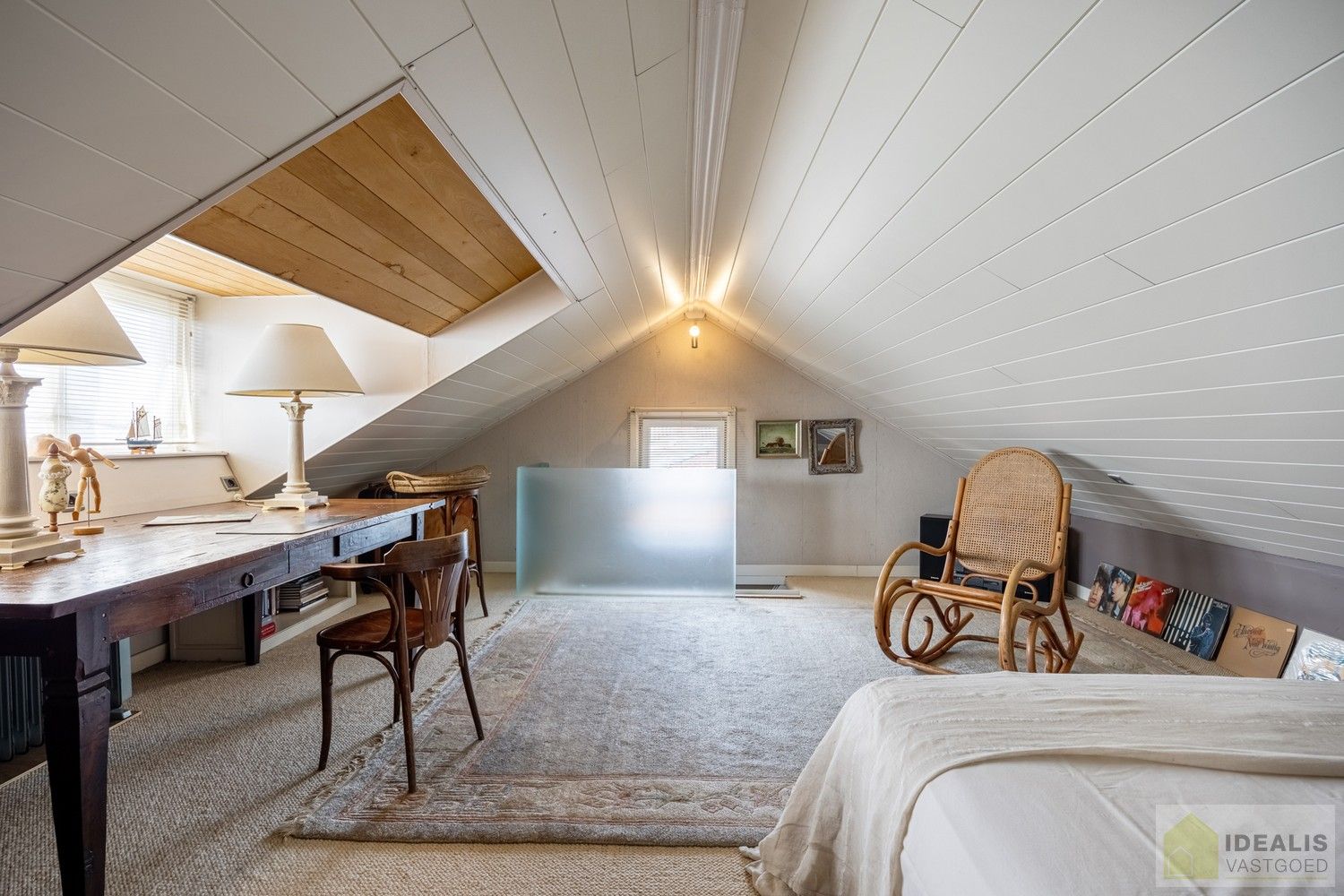 RUIME, CHARMANTE EN INSTAPKLARE WONING IN HARTJE HAMONT! HEERLIJKE WOONKAMER VOORZIEN VAN PARKET EN MET HAARD, LICHTRIJKE KEUKEN MET DIRECTE TOEGANG TOT PRACHTIGE VERANDA, 4 SLAAPKAMERS, RUIME GARAGE EN PRACHTIG AANGELEGDE TUIN OP SCHITTEREND PERCEEL VAN 7A 55CA IN HET HARTJE VAN HAMONT-ACHEL EN OP SLECHTS ENKELE MINUTEN VAN DE NEDERLANDSE GRENS! foto 25