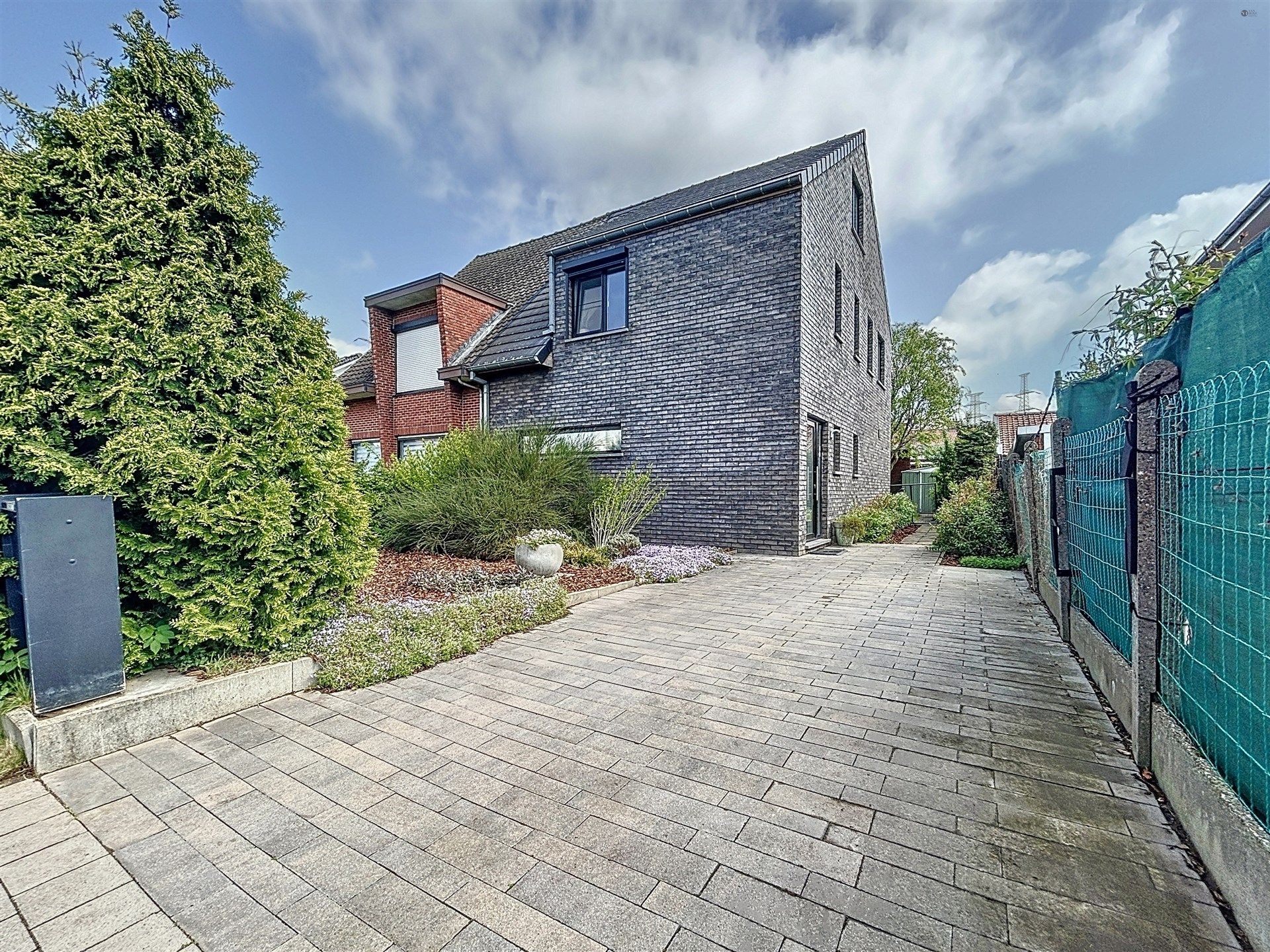 recente energiezuinige  half-open bebouwing met 3 slaapkamers en gezellige tuin! foto {{pictureIndex}}