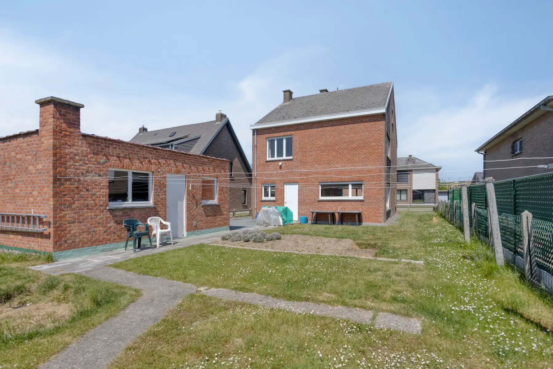 Te renoveren open bebouwing met zuidgerichte tuin foto 10