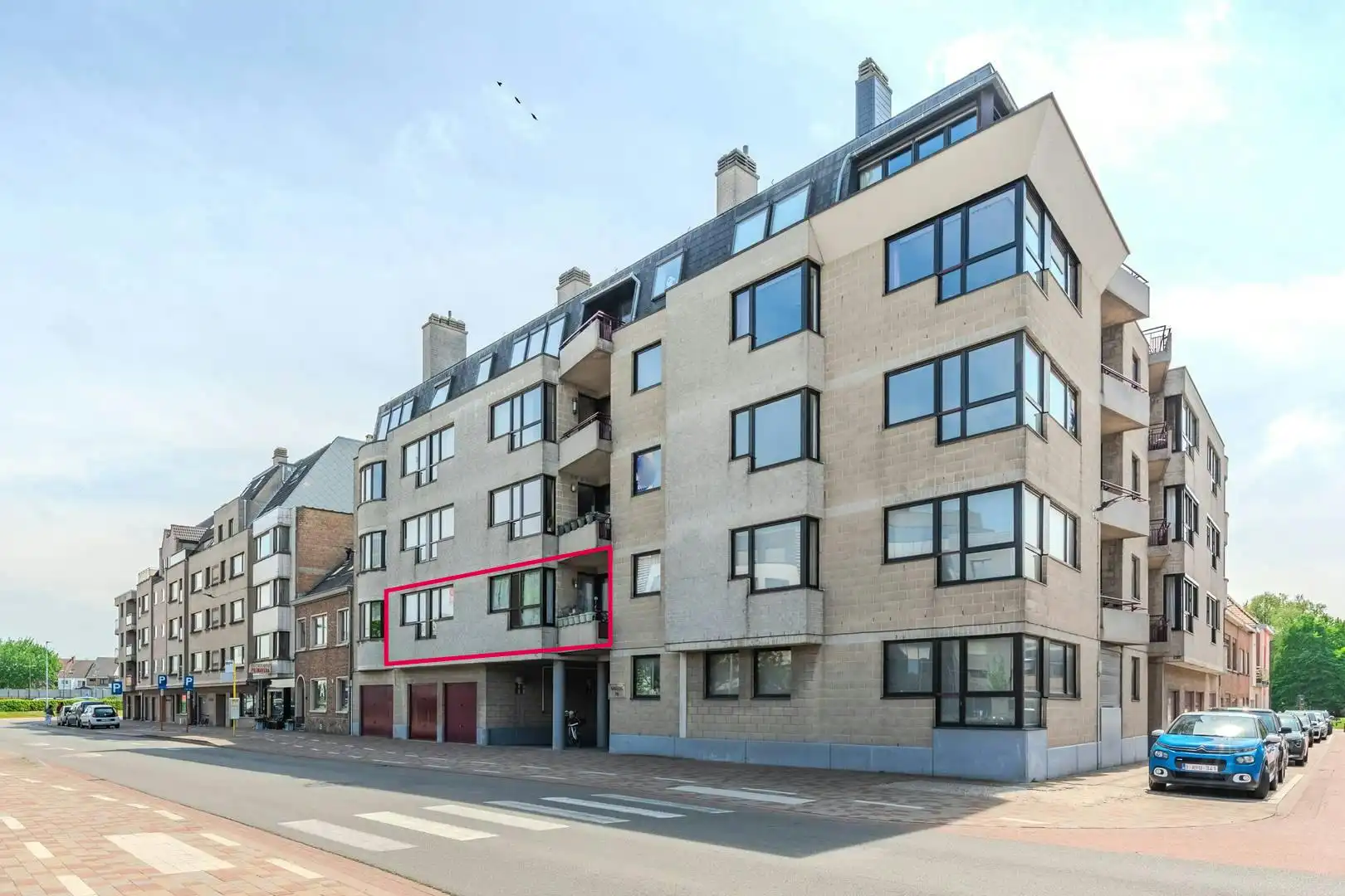 Lichtrijk twee-slaapkamerappartement met terras te Oostende foto 2