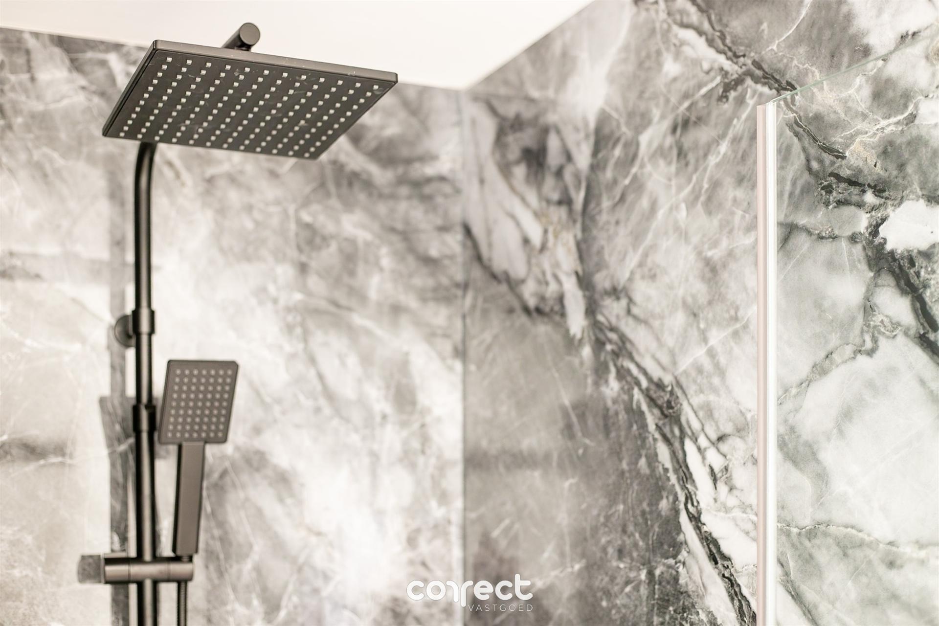 Prachtig gerenoveerde stadswoning met tuin foto 25