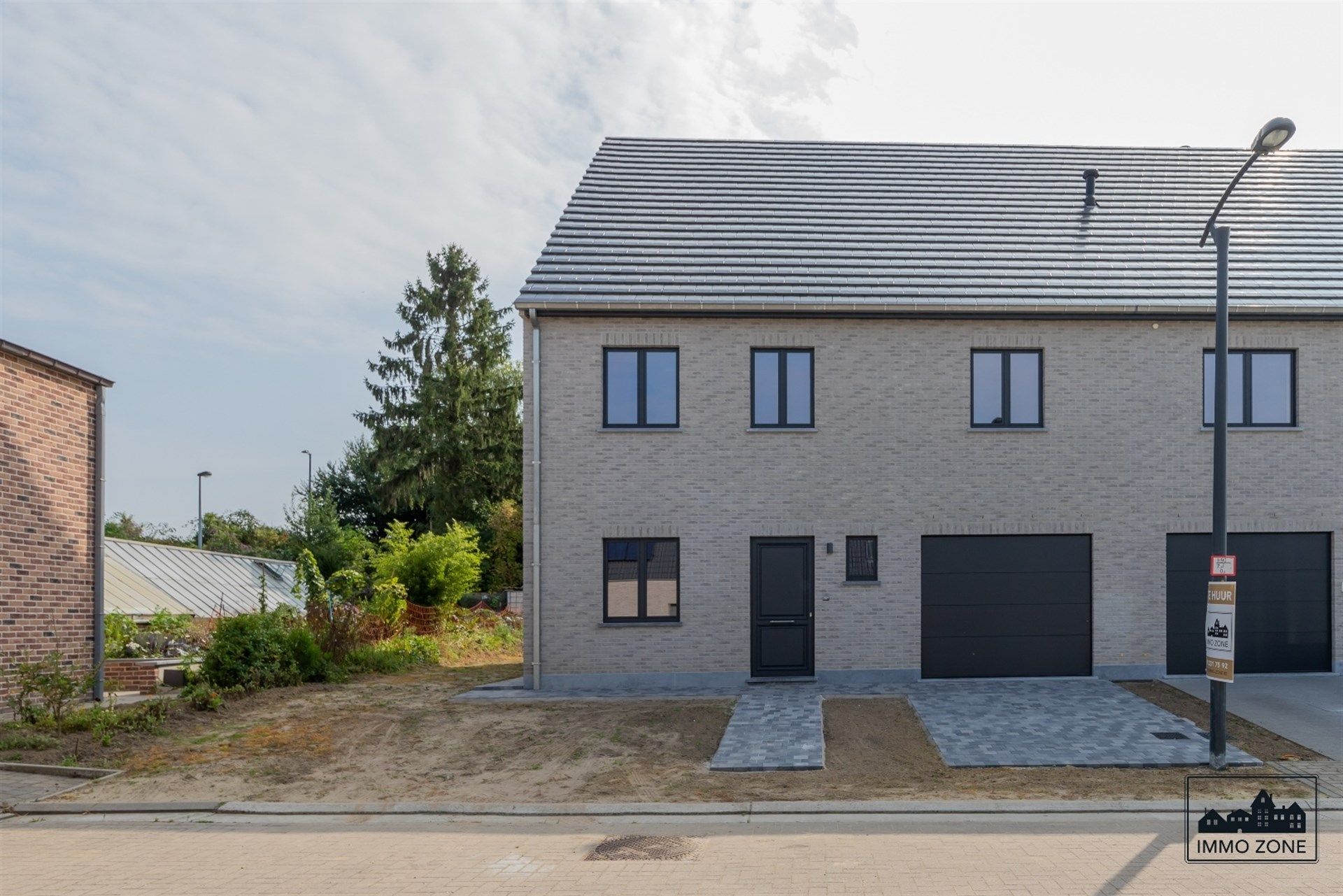 Rustig gelegen ruime energiezuinige woning. foto {{pictureIndex}}