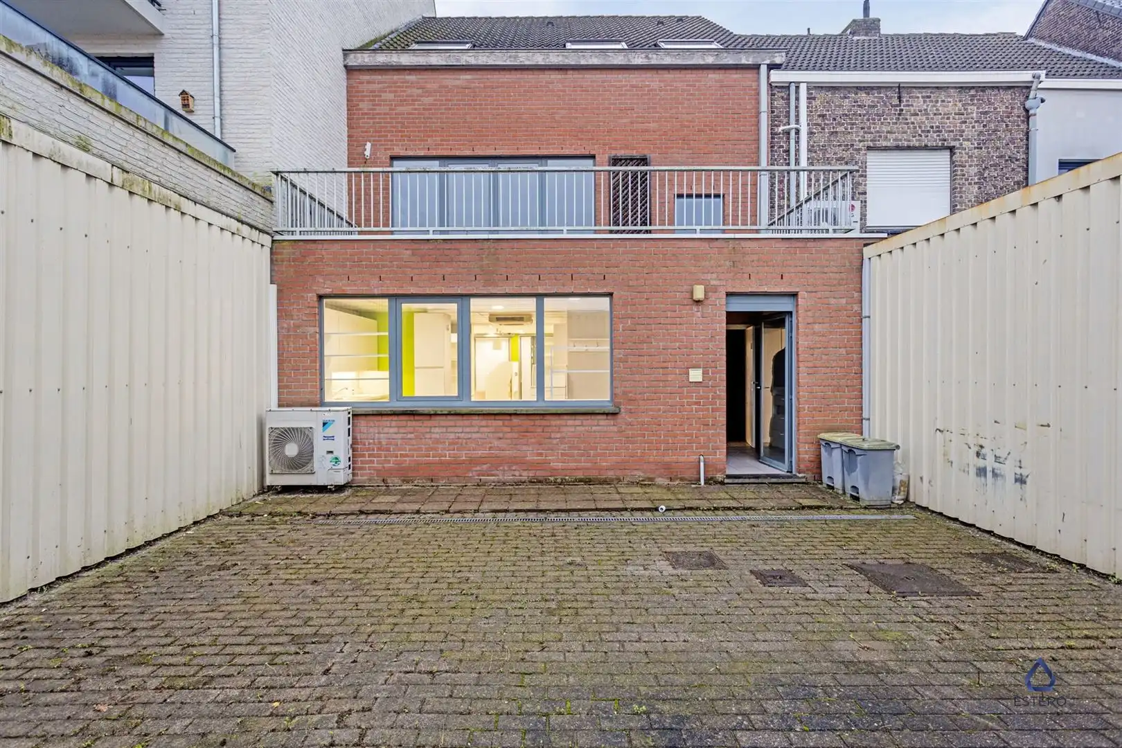 Ruime handelswoning met 3 slaapkamers foto 22