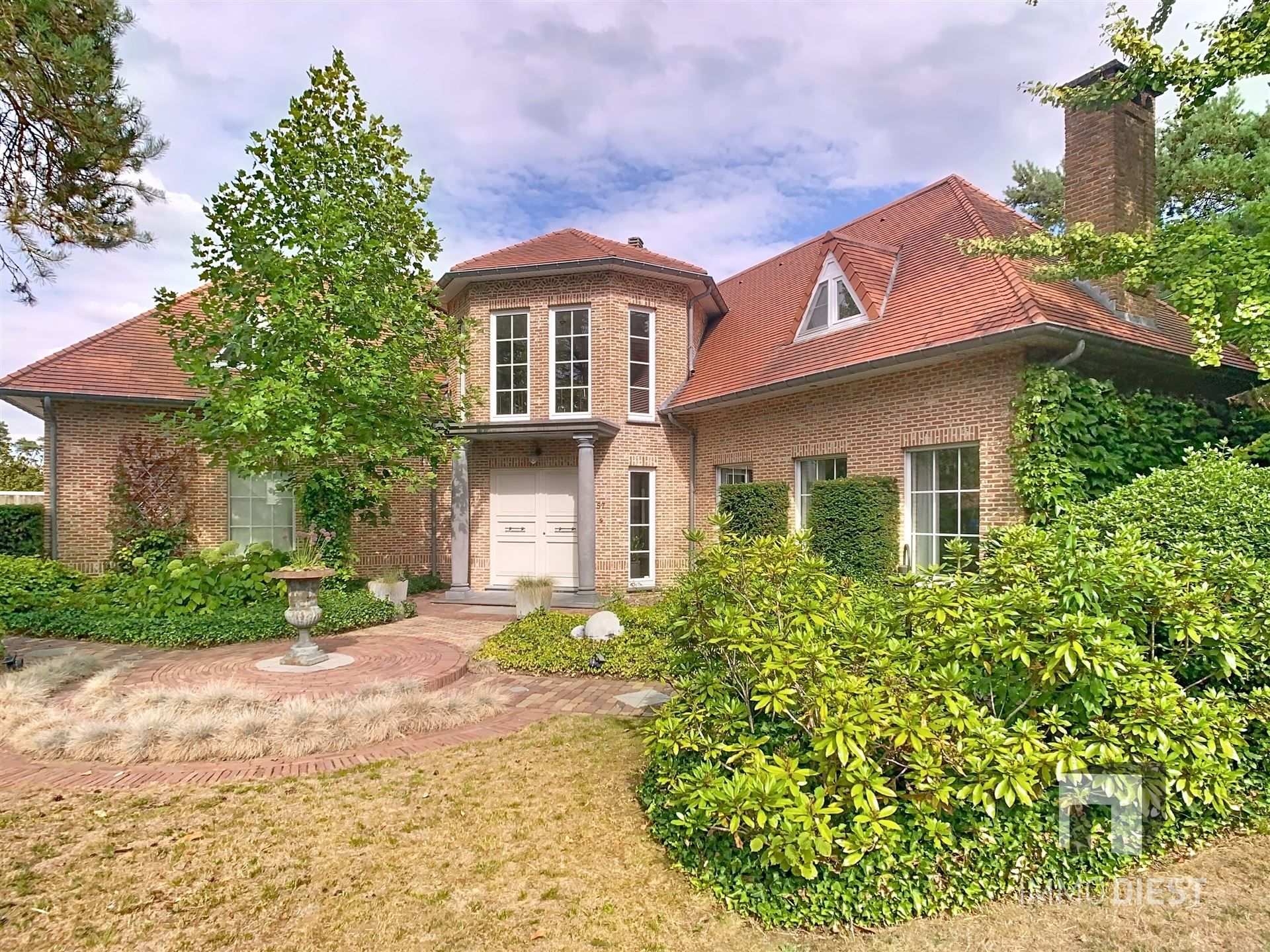 Hoofdfoto van de publicatie: Villa-landhuis met grandeur