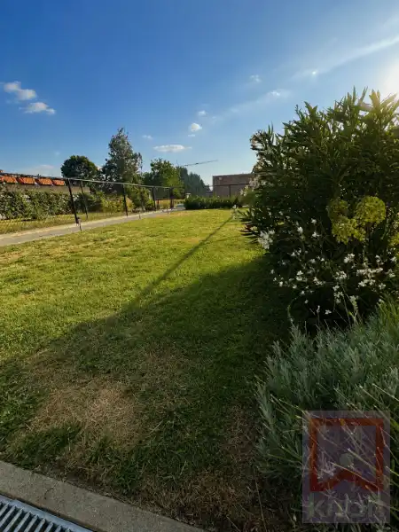 Volledig instapklaar gelijkvloers appartement met 2 slaapkamers, ruime tuin én garagebox foto 17