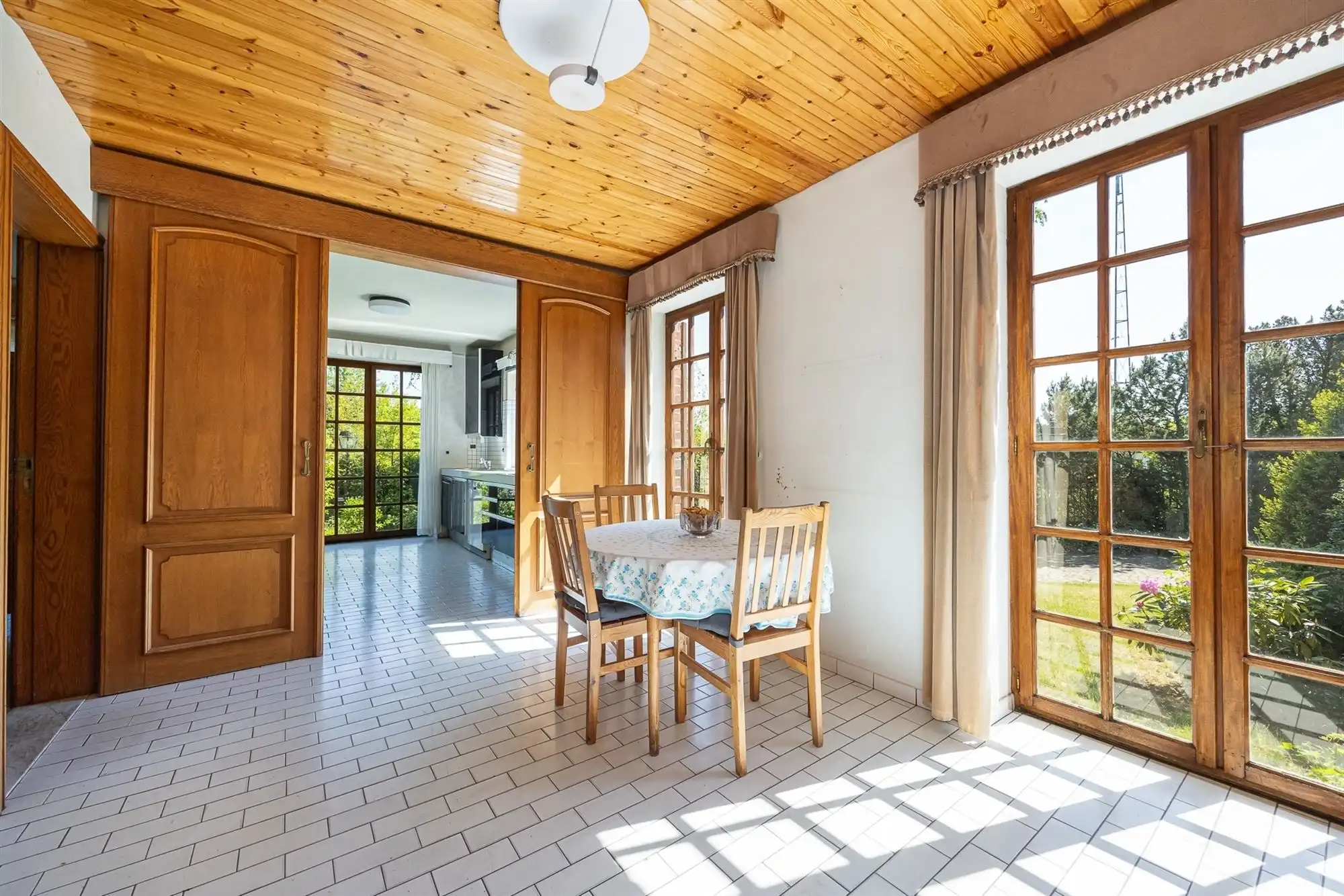 Villa met bijgebouwen op prachtig perceel foto 3