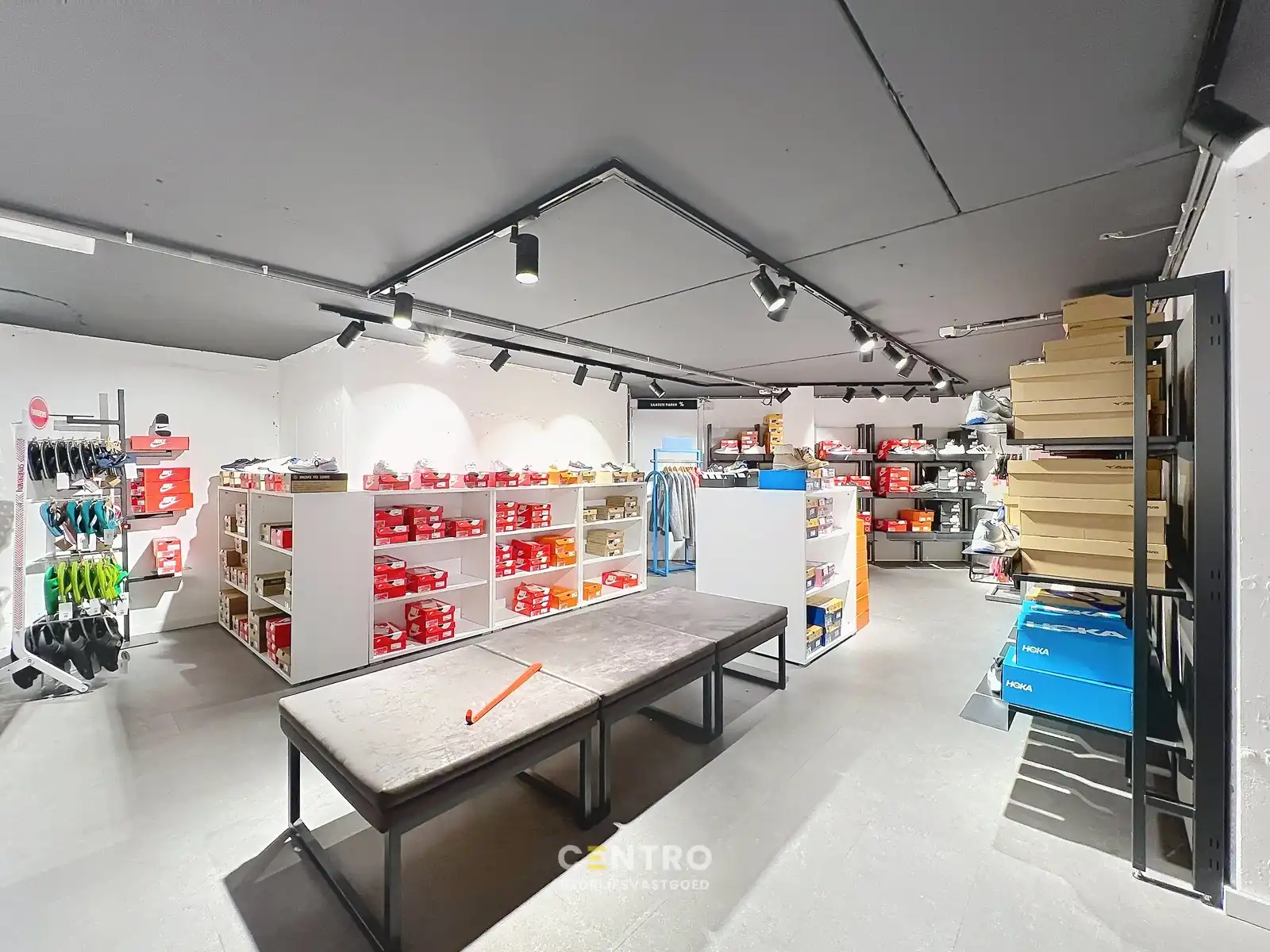 Instapklare commerciële ruimte van ca. 300 m². Uitstekend gelegen met veel passage en zichtbaarheid, ideaal voor retail of showroomconcepten ! foto 17