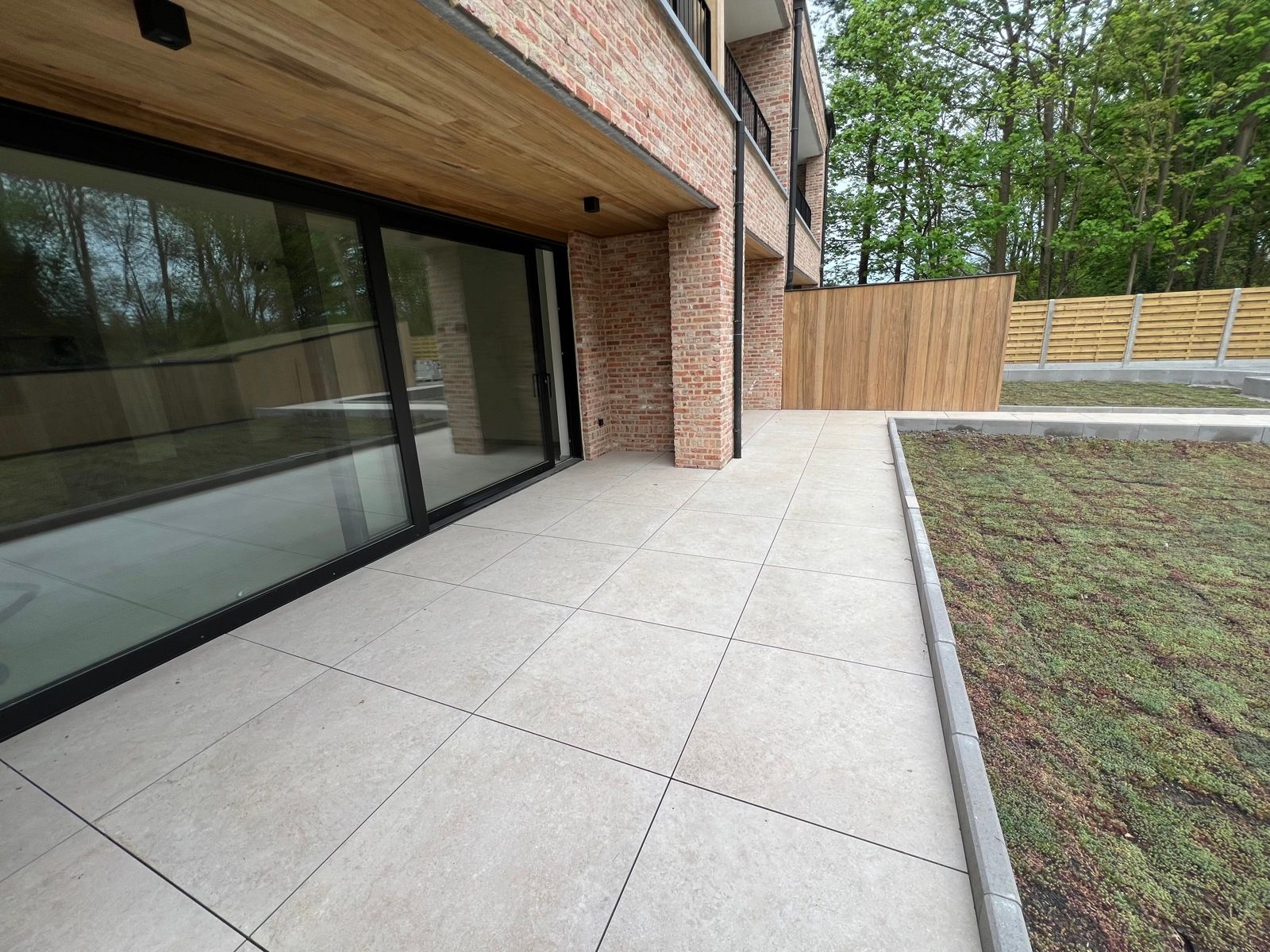 Luxueus nieuwbouw GLV met 1 slpk, terras, berging en parking foto 2