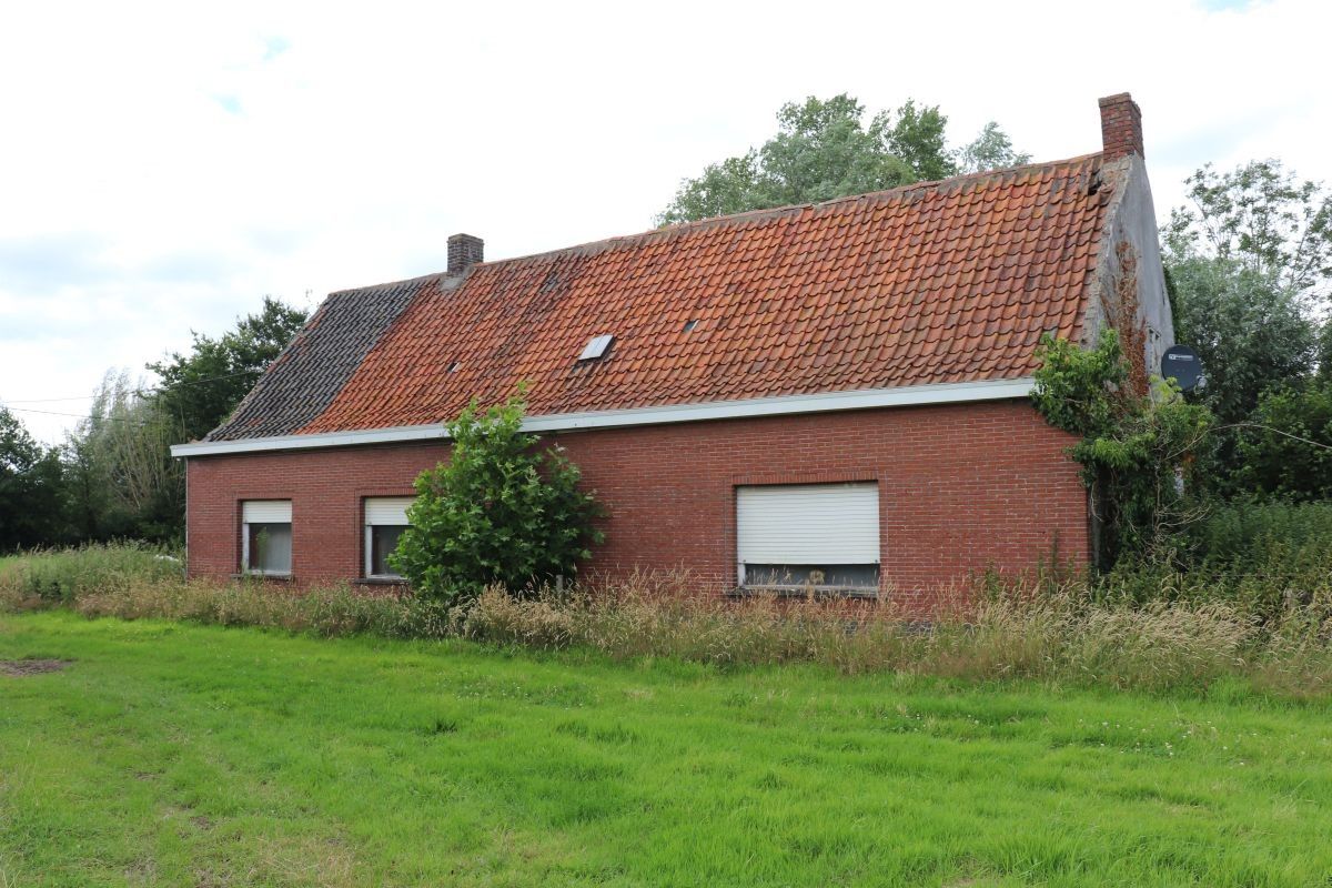 Mooi gelegen te verbouwen hoevetje te koop te Lievegem op 6.000 m² foto 5