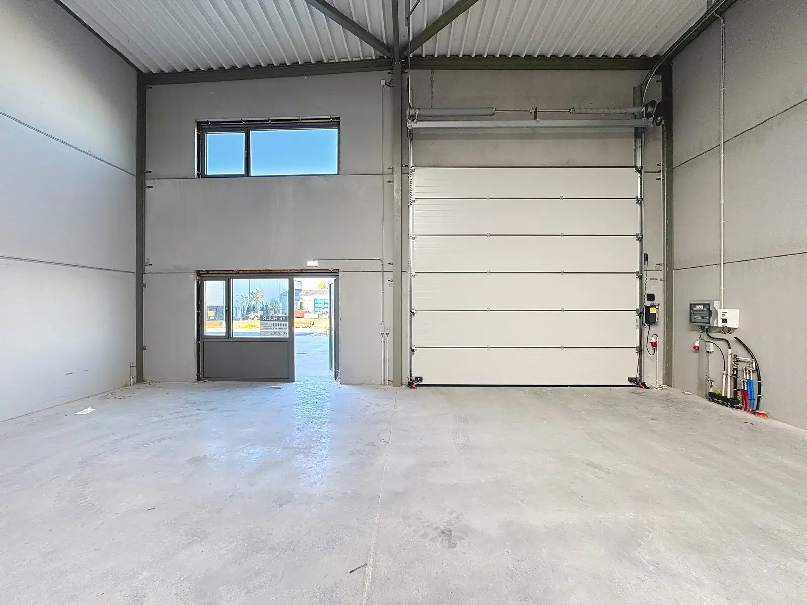 NB MAGAZIJN (264m²) met automatische sectionaalpoort, toilet en 2 voorbehouden parkeerplaatsen voor de deur te Beernem/Wingene. foto 4