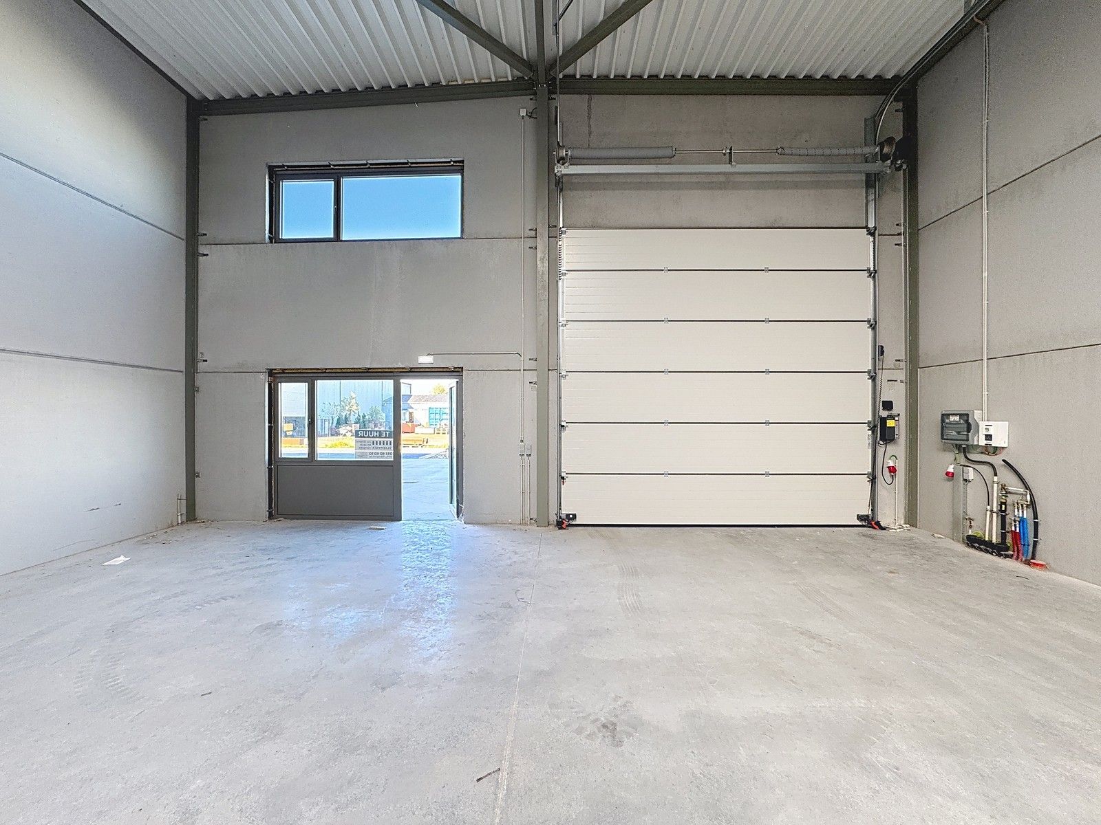 NB MAGAZIJN (264m²) met automatische sectionaalpoort, toilet en 2 voorbehouden parkeerplaatsen voor de deur te Beernem/Wingene. foto 4