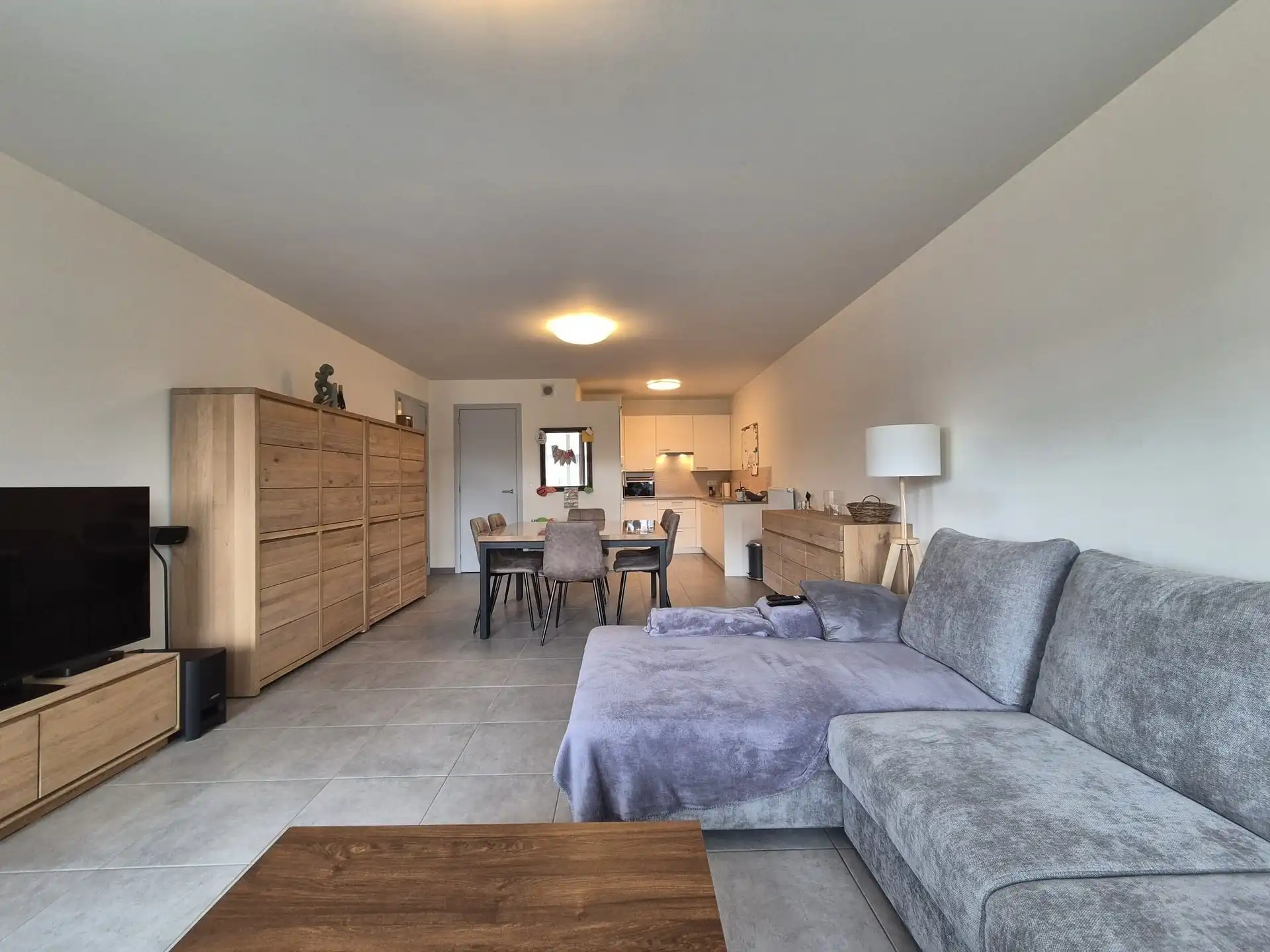 Modern gelijkvloers appartement met terras. foto 3
