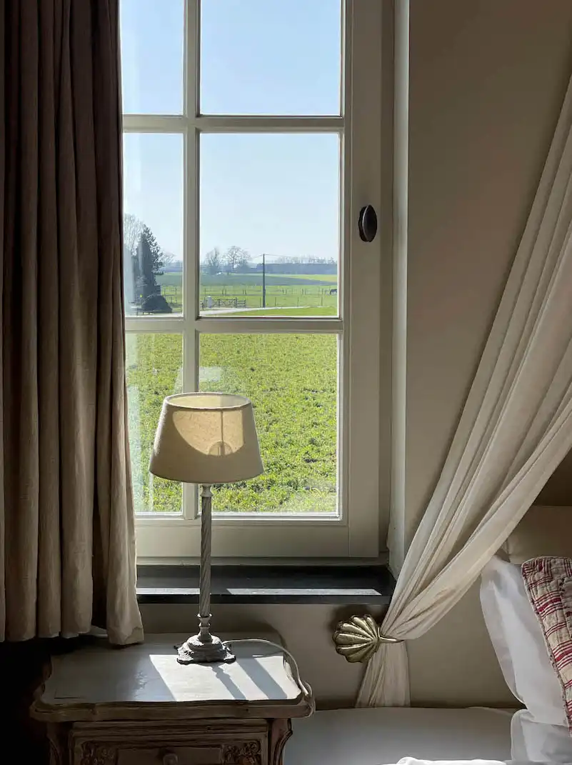 Idyllisch gelegen landgoed, voormalige hoeve, met karakterwoning, vakantieverblijf/boutique B & B met 6 vergunde kamers, parking en weide op circa 1 ha foto 7