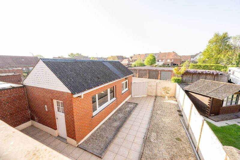 Ruime woning met 4 slpks, garage en uitweg achteraan. foto 19