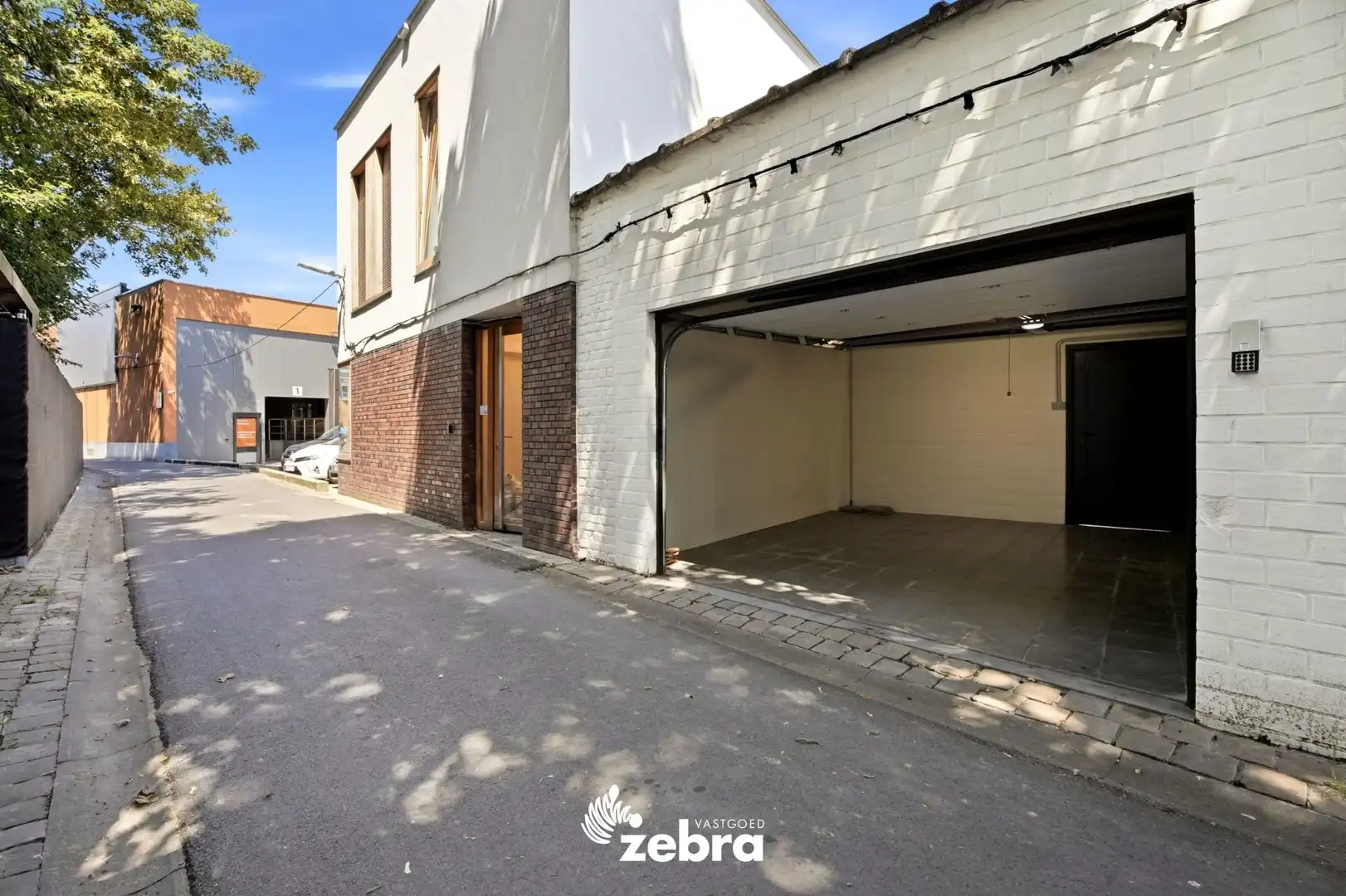 Stijlvolle woning met garage en achterliggende uitweg! foto 3