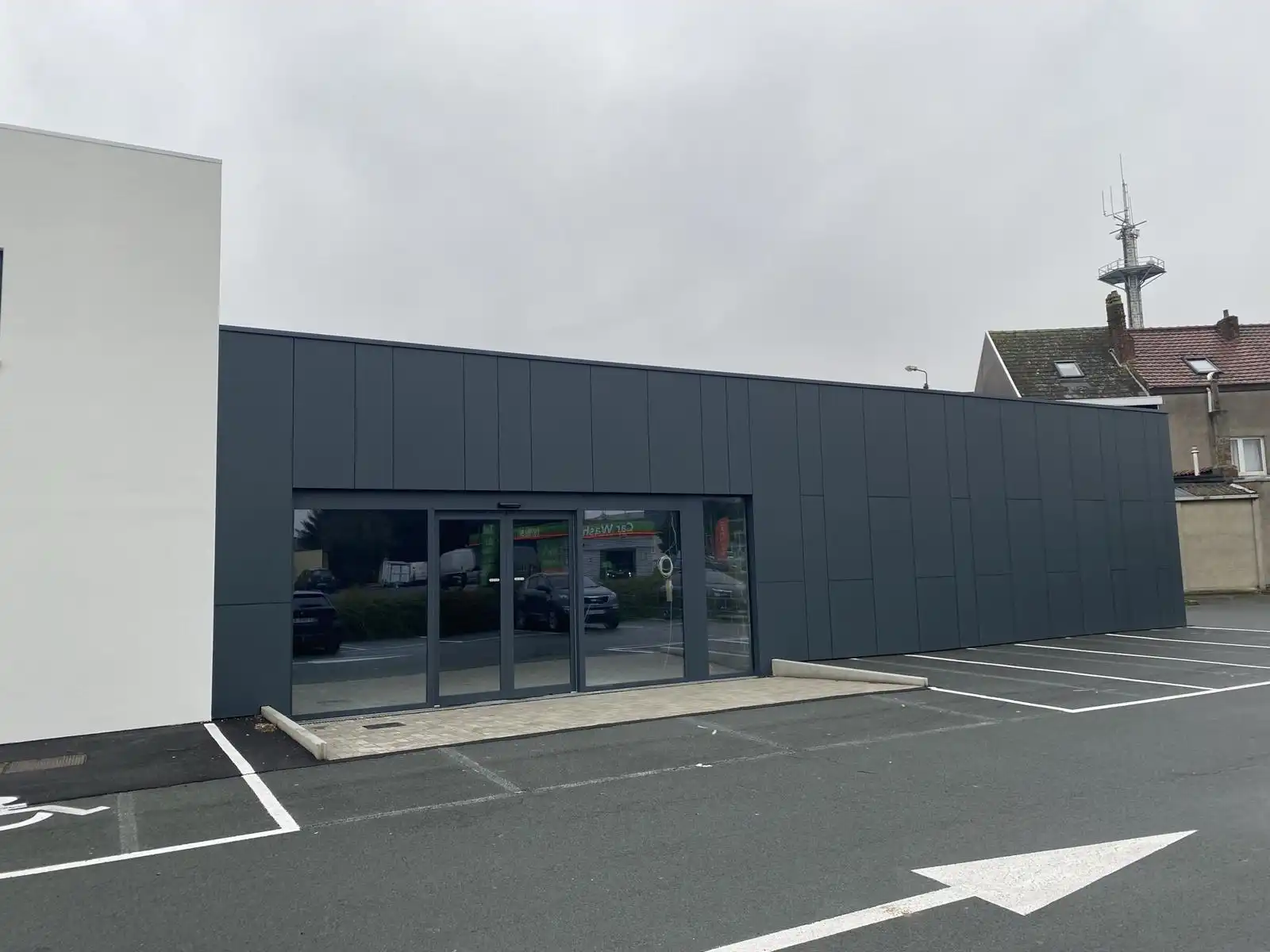 Commerciële ruimte met parking te huur in Halle foto 2