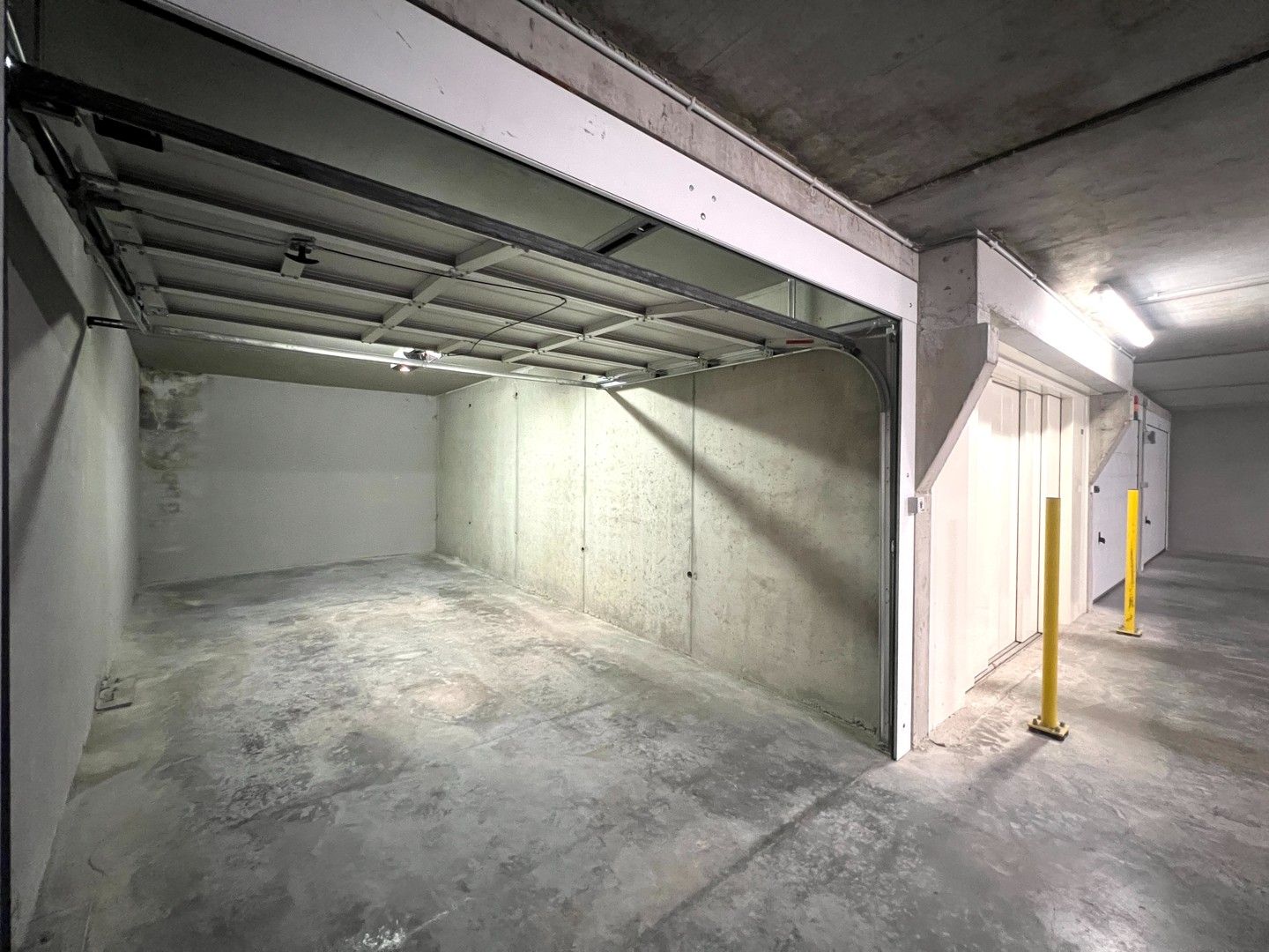 Ruime garage nabij De Bolle foto 3