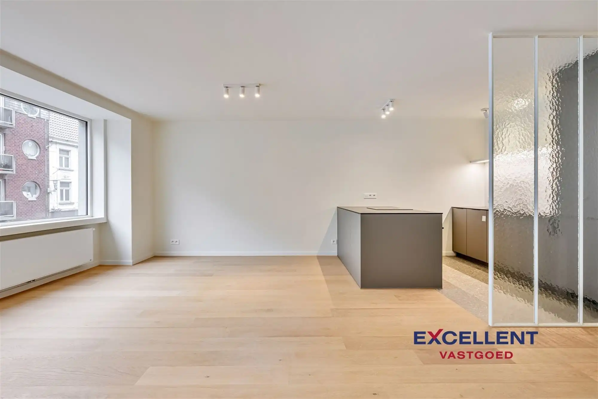 Volledig gerenoveerd 2-slaapkamer appartement centrum Deinze te huur foto 4