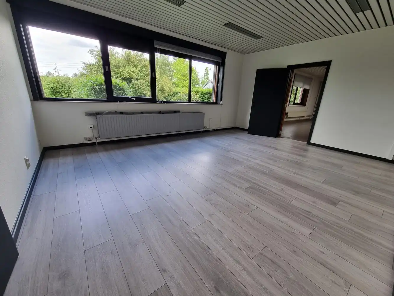 Kantoorgebouw met magazijnruimte, bruto vloeropp 1770 m² op een perceel gelegen van 49a85ca. foto 15