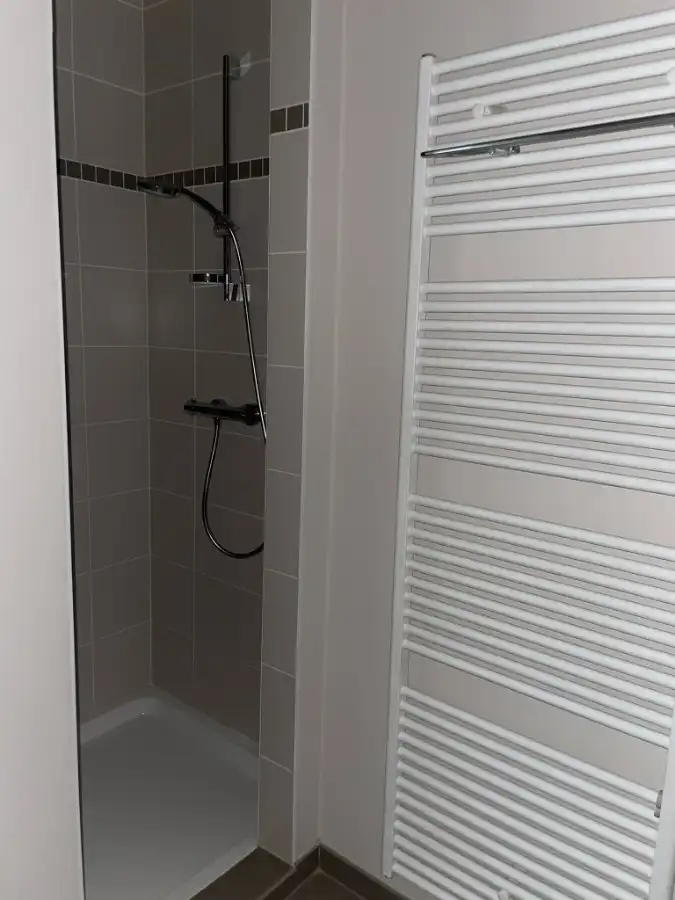 Instapklaar twee slaapkamer APP + terras, bergruimte & garage foto 24