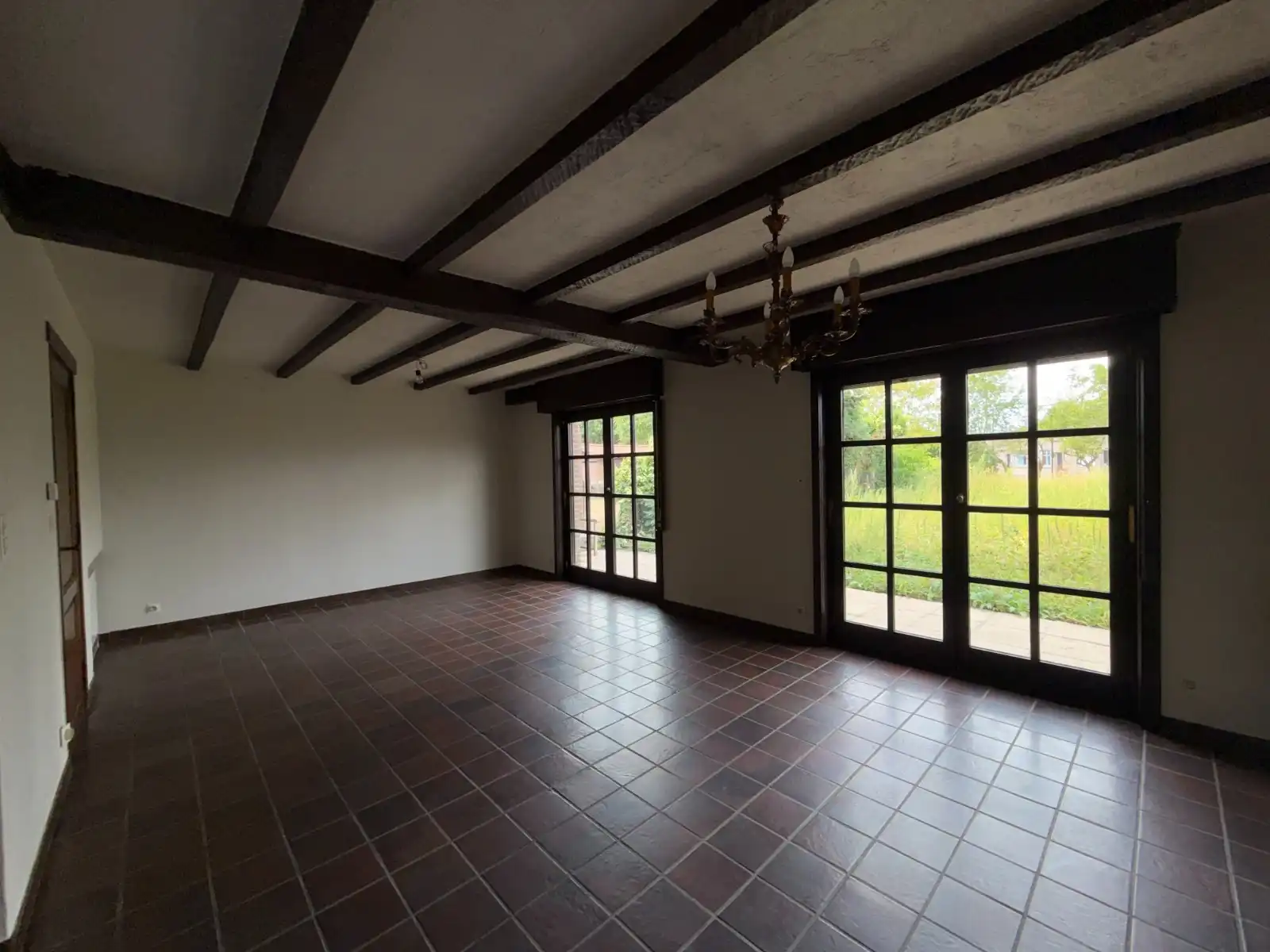 Ruime woning met 4 slaapkamers, garage en tuin foto 4