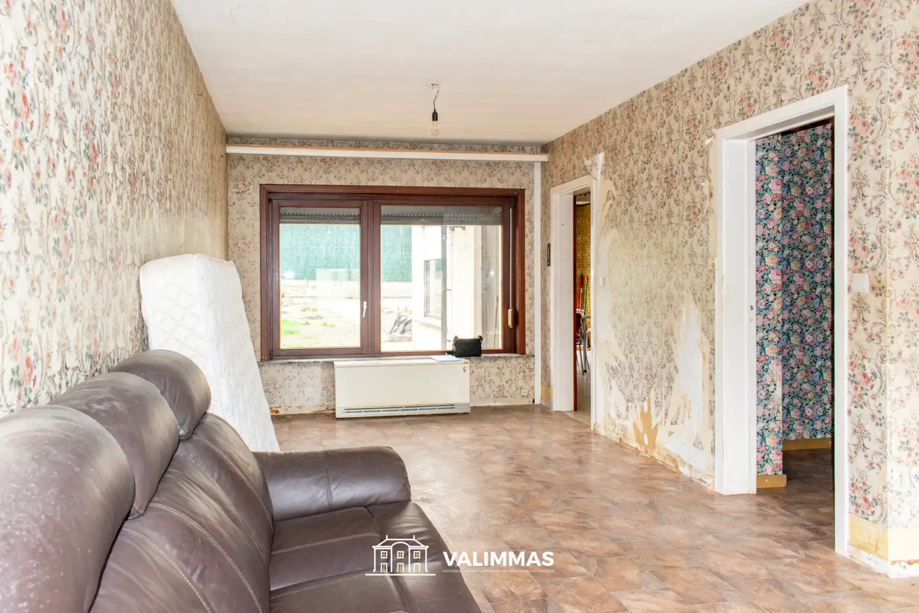 Centrum: op te knappen driegevelwoning met garage en tuin... foto 8