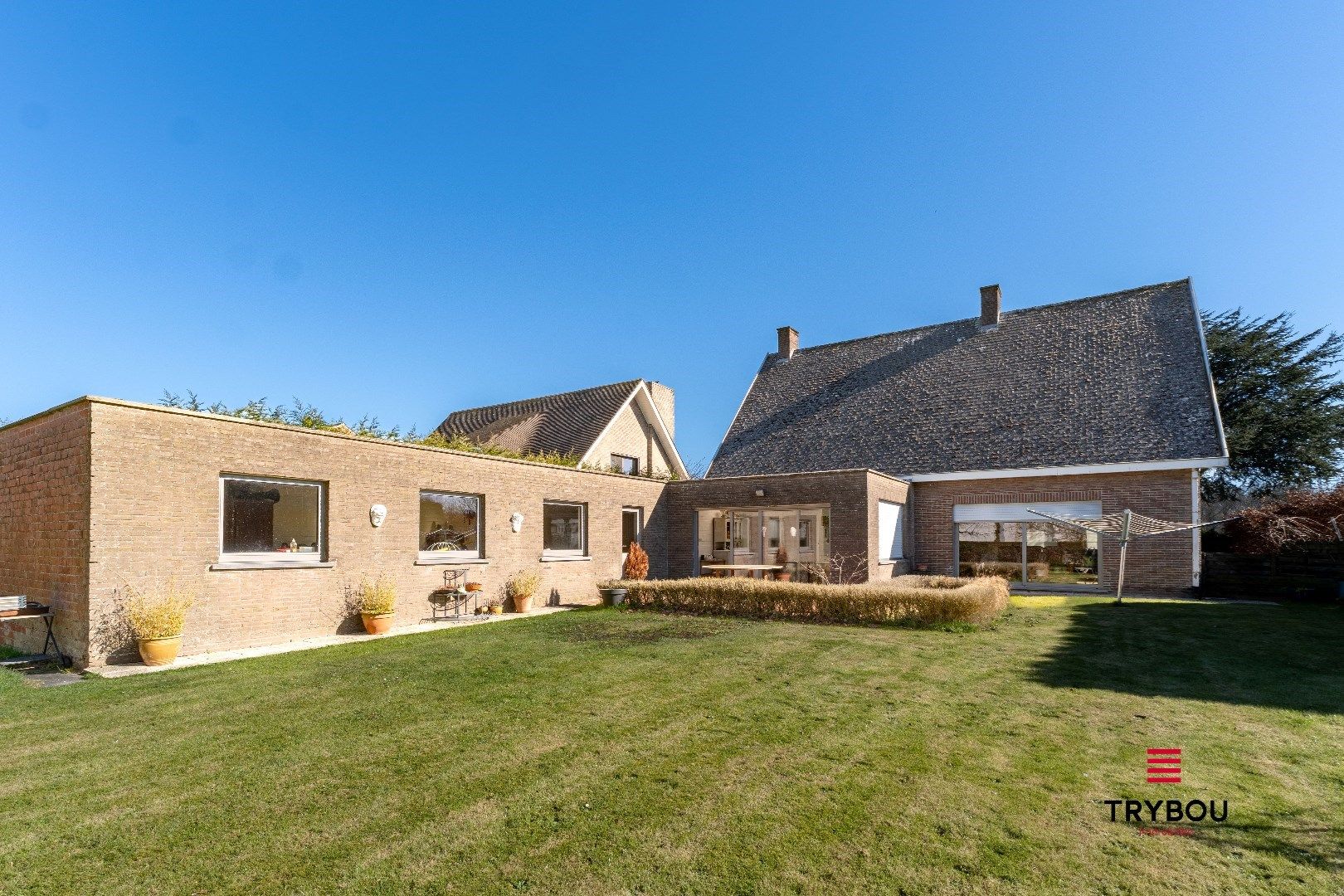 Ruime alleenstaande woning met inpandige garage, magazijn en aangelegde tuin op 1149m² foto 18