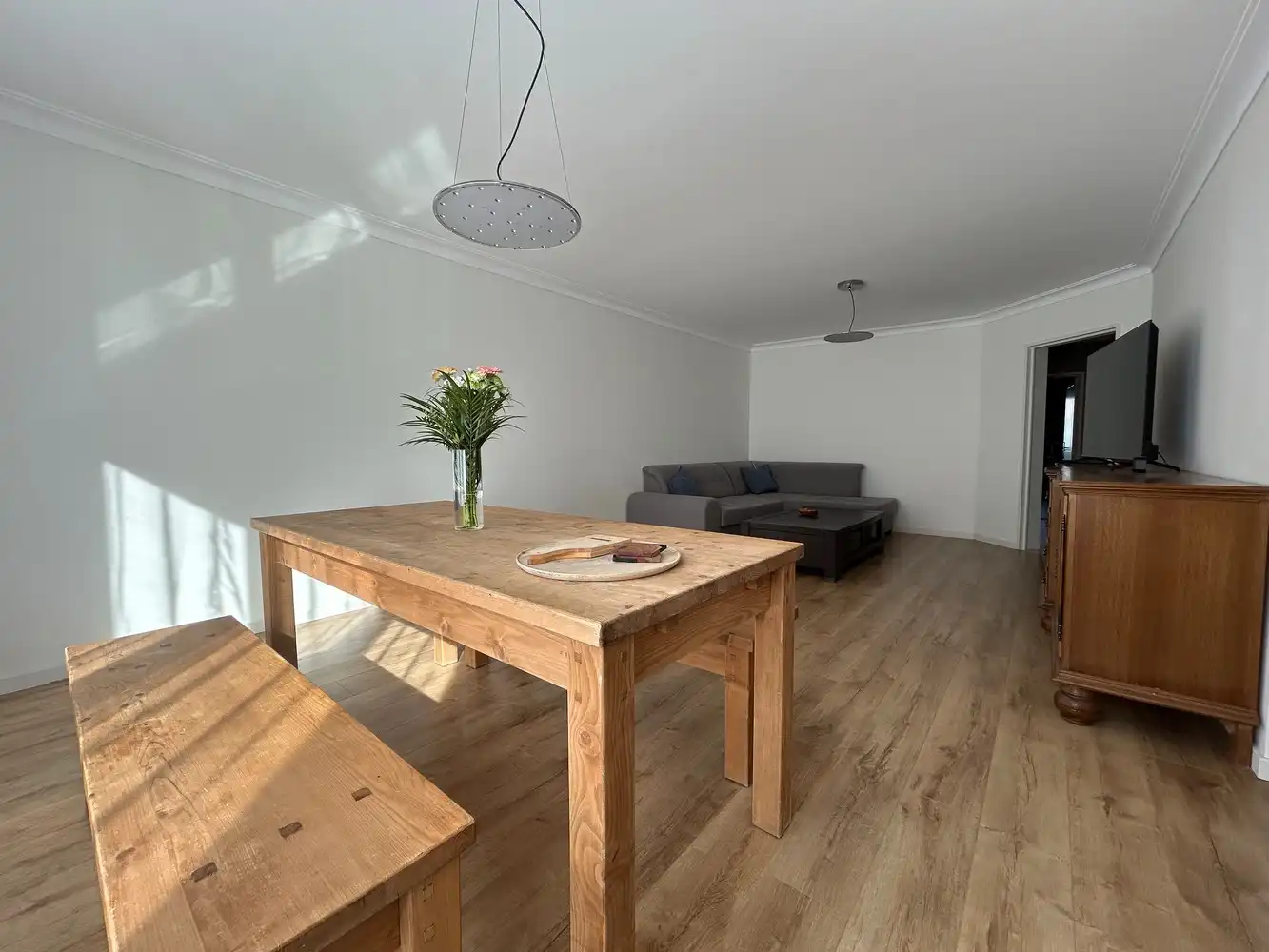 GERENOVEERD APPARTEMENT MET 2 SLAAPKAMERS, BUREAURUIMTE EN TERRAS foto 2