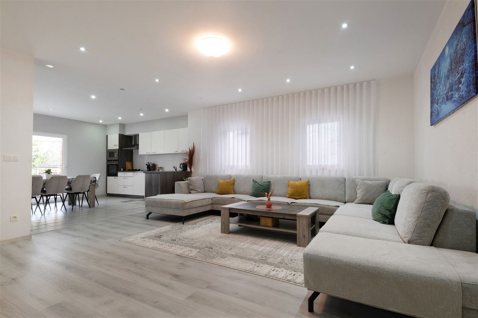 Modern afgewerkte en gerenoveerde gezinswonig met tuin op 2are93 foto {{pictureIndex}}