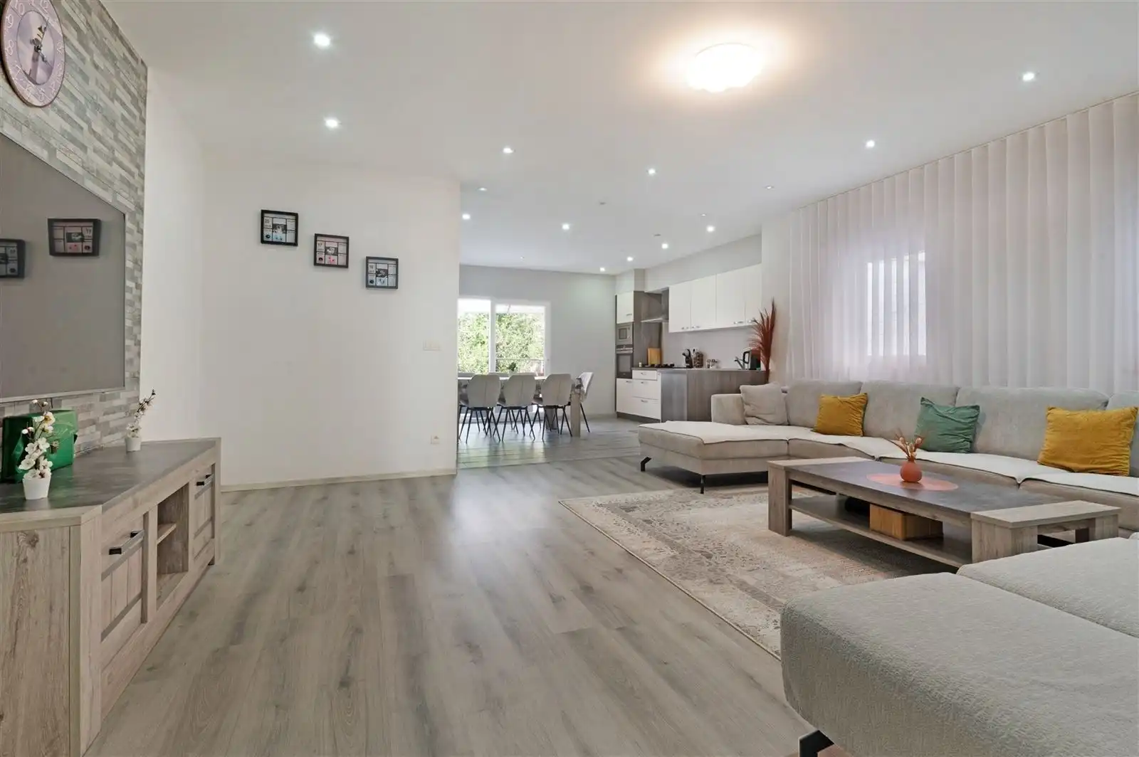 Modern afgewerkte en gerenoveerde gezinswonig met tuin op 2are93 foto {{pictureIndex}}