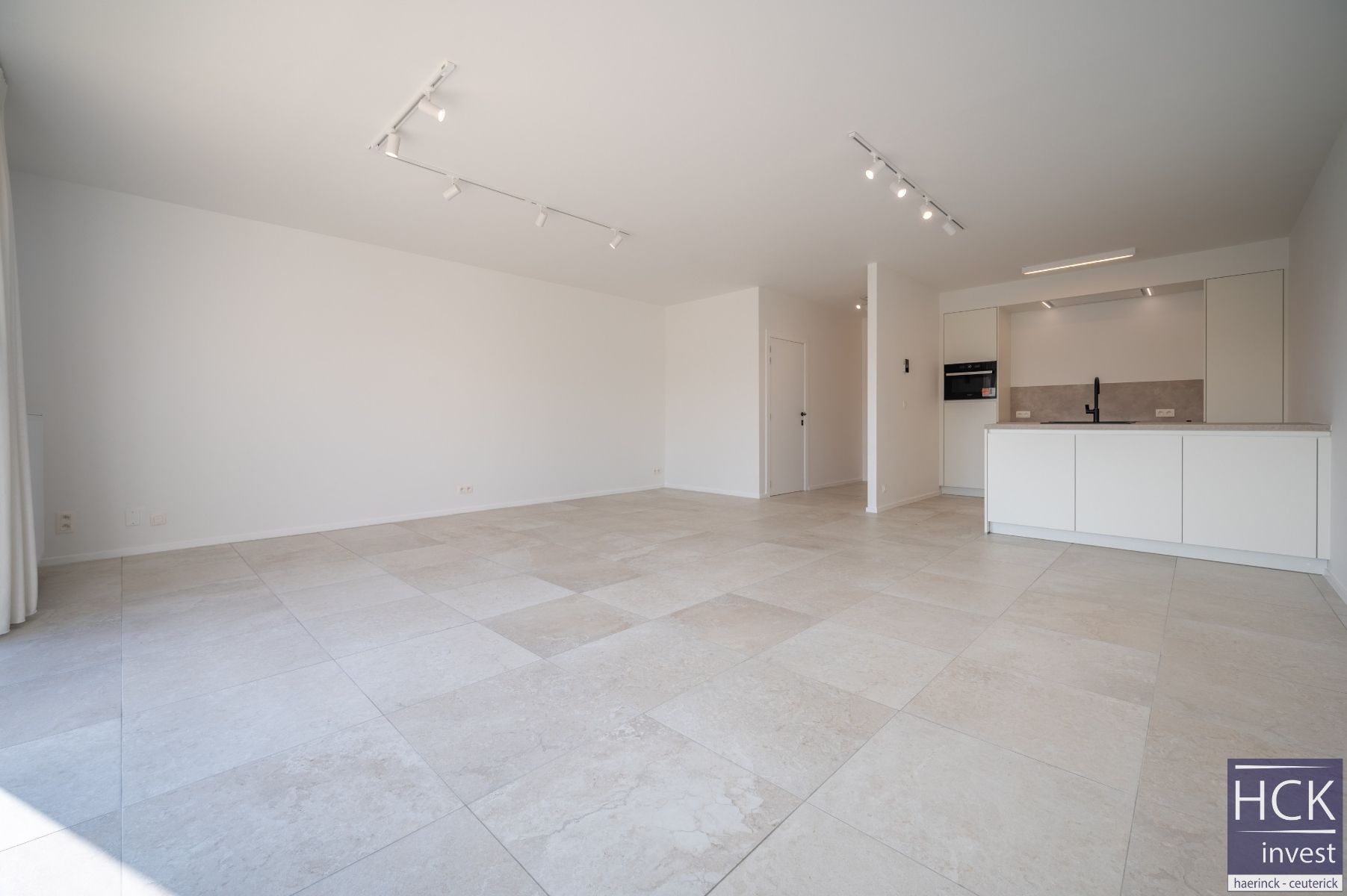WAREGEM - Prachtig gerenoveerd appartement met 2 SLPK. en terras foto 3