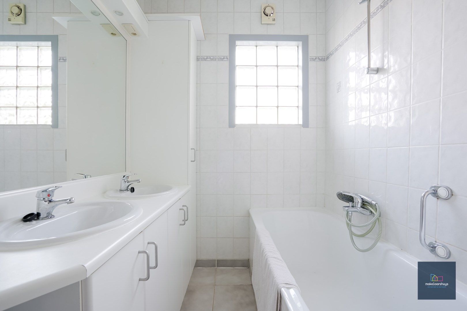 Te renoveren woning met aangename buitenruimte foto 12