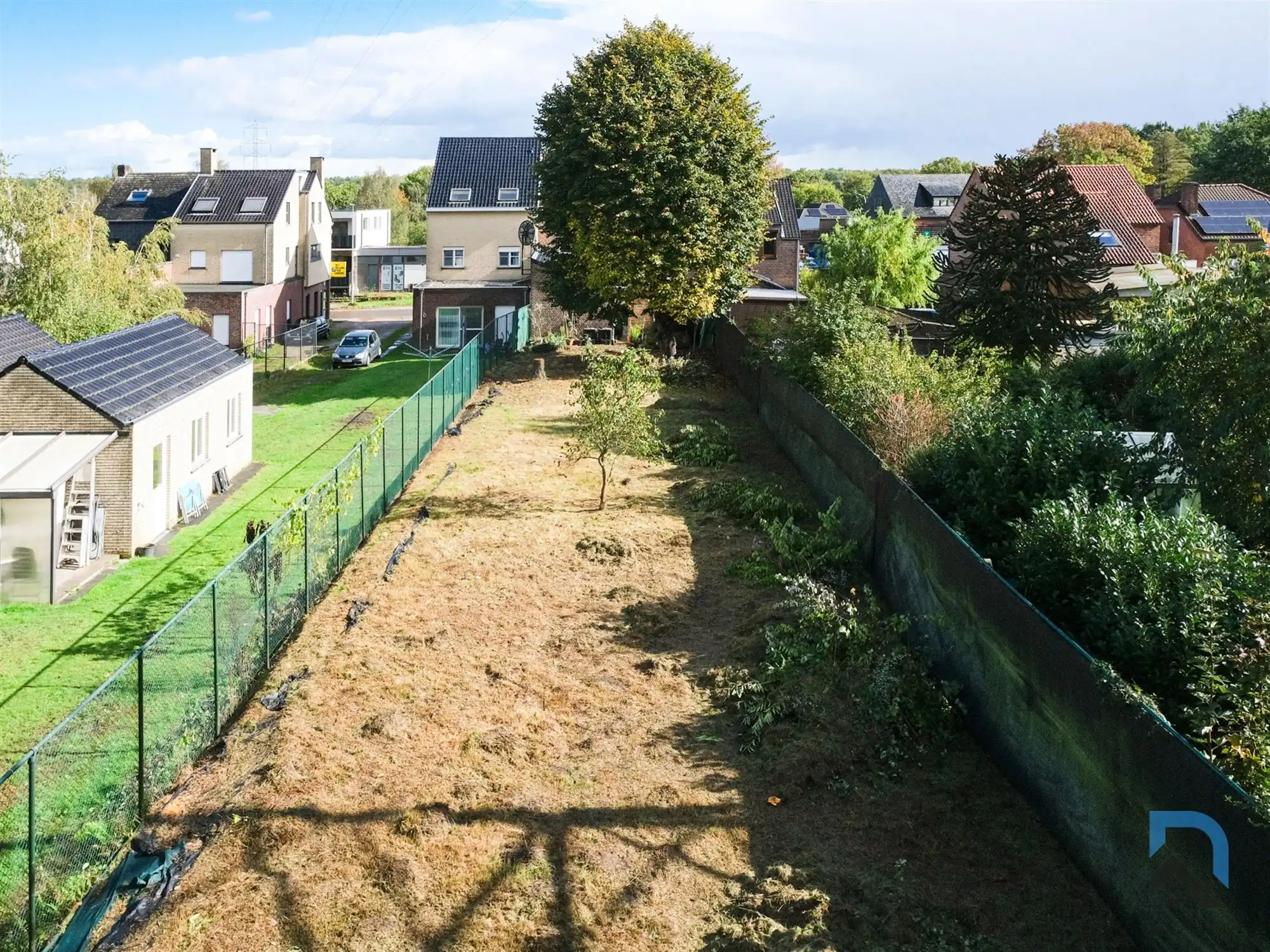 Woning op toplocatie met grote tuin foto 2
