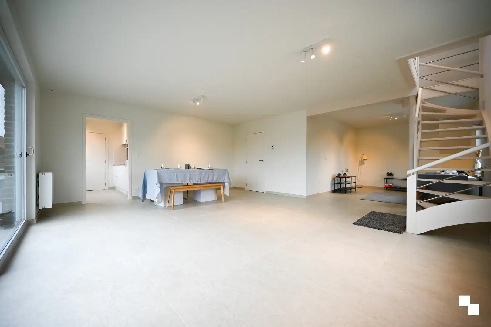 Stijlvol en energiezuinig gerenoveerd duplexappartement in kleinschalige residentie te Emelgem, Izegem foto {{pictureIndex}}