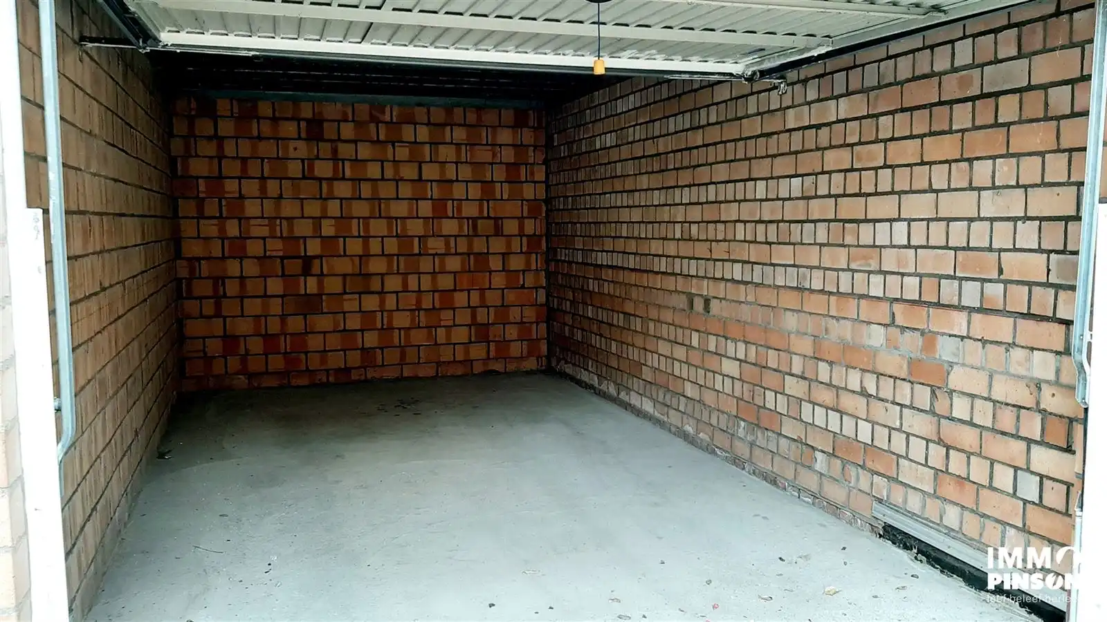Goed gelegen ruime garage foto 3