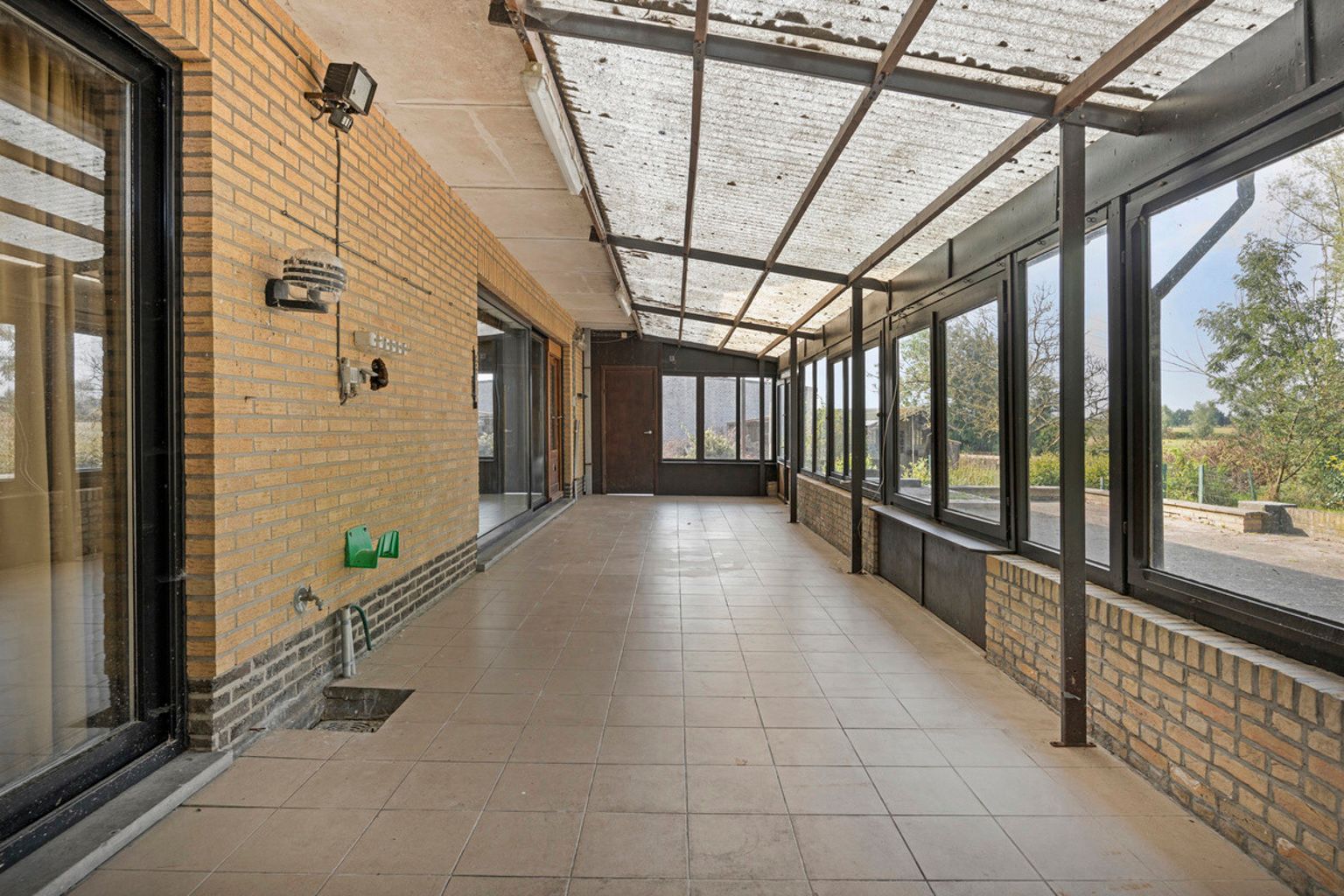 Te renoveren laagbouwvilla met verzicht in rustige straat foto 29