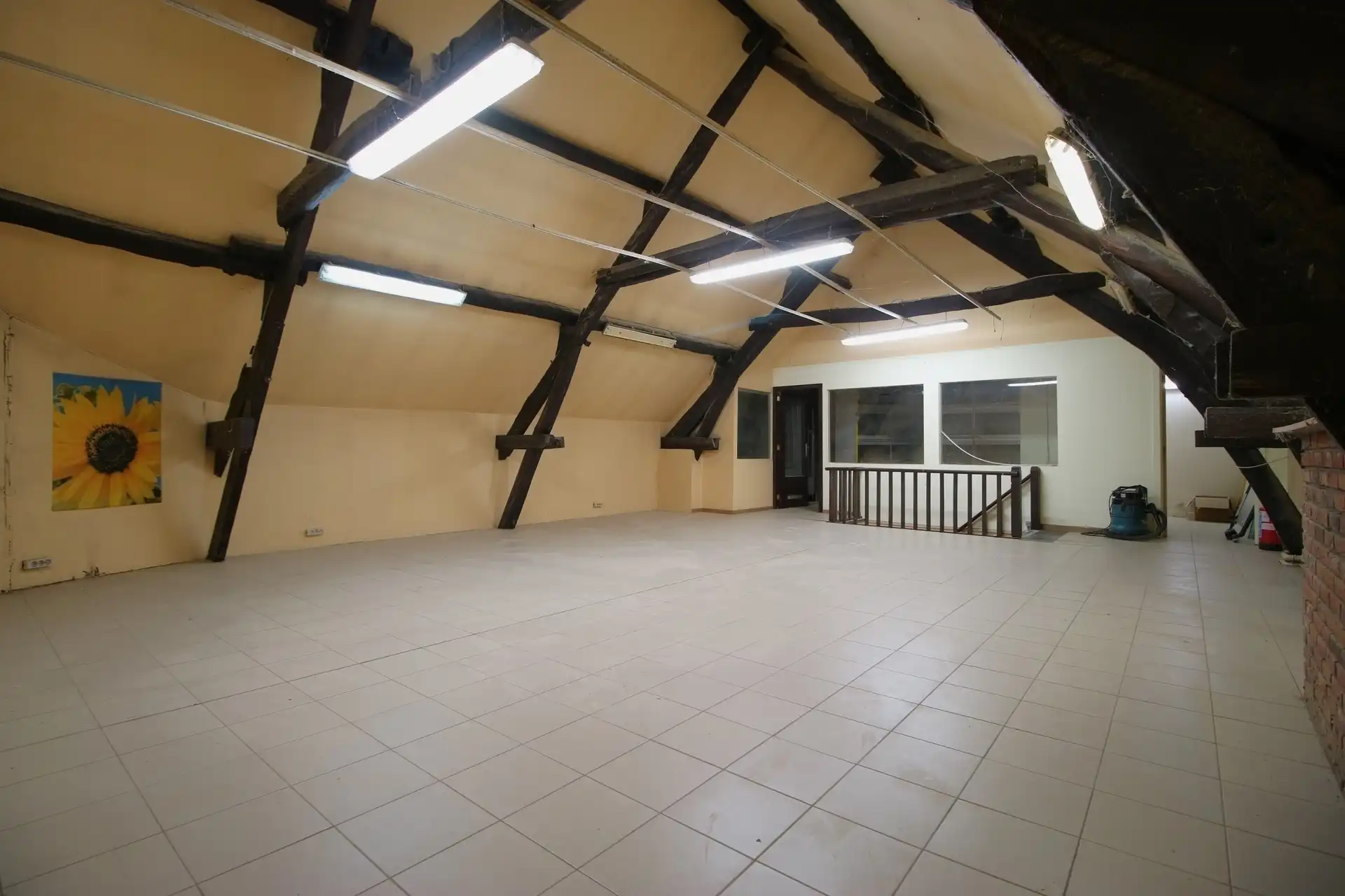 Ruim te renoveren handelspand met woning foto 12