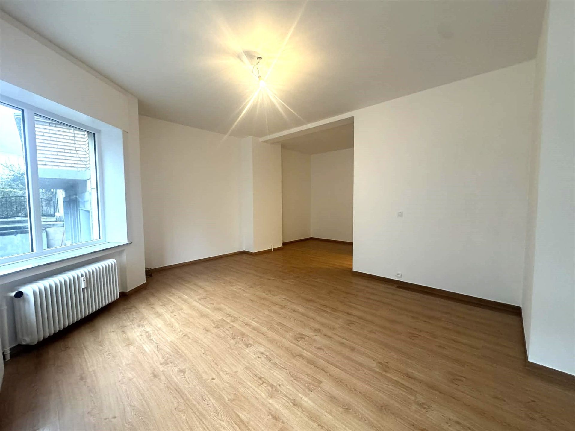 
Volledig gerenoveerd appartement op gelijkvloers met aangenaam terras/koer. foto 4